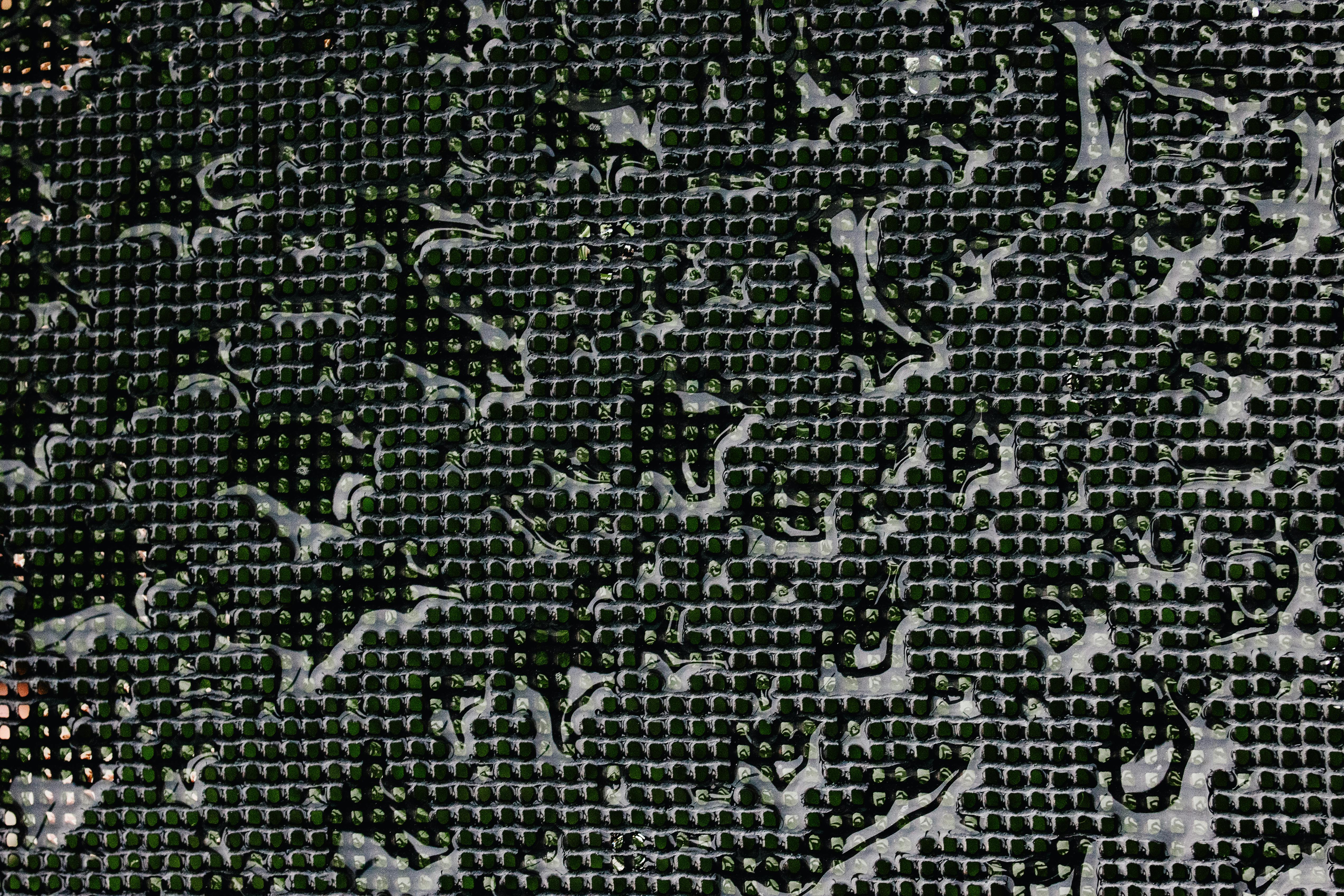 бесплатная Аэрофотоснимок крупномасштабной теплицы с геометрическими узорами и зелеными растениями. Стоковое фото