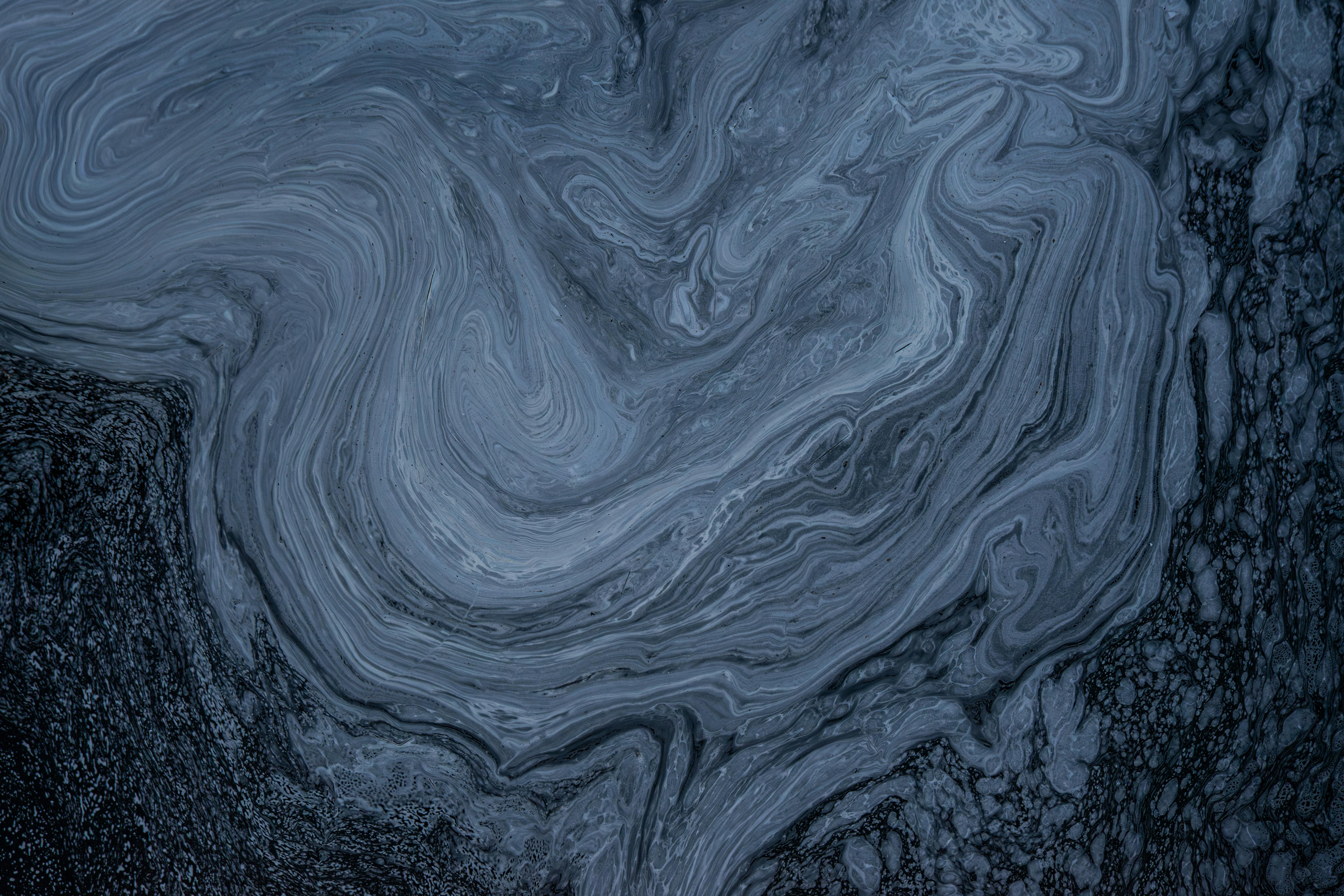 無料 濃い青の色調で渦巻く抽象的なパターンが魅惑的な視覚効果を生み出します。 写真素材