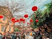 农历新年期间，街景色彩缤纷，红灯笼高挂，人群熙攘