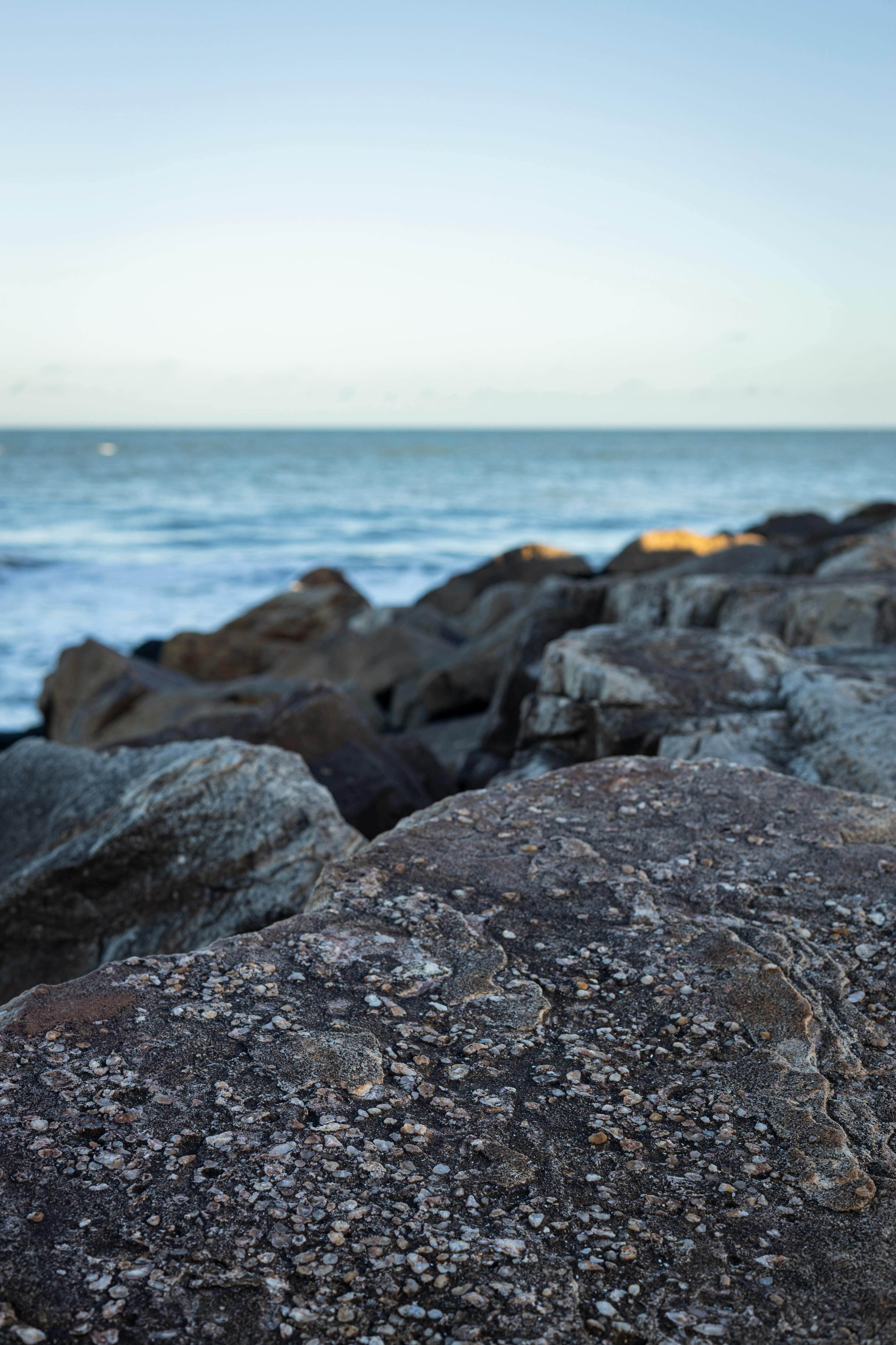 無料 アルゼンチンのミラマーにある、海の波が打ち寄せる岩の多い海岸線の穏やかな景色。 写真素材