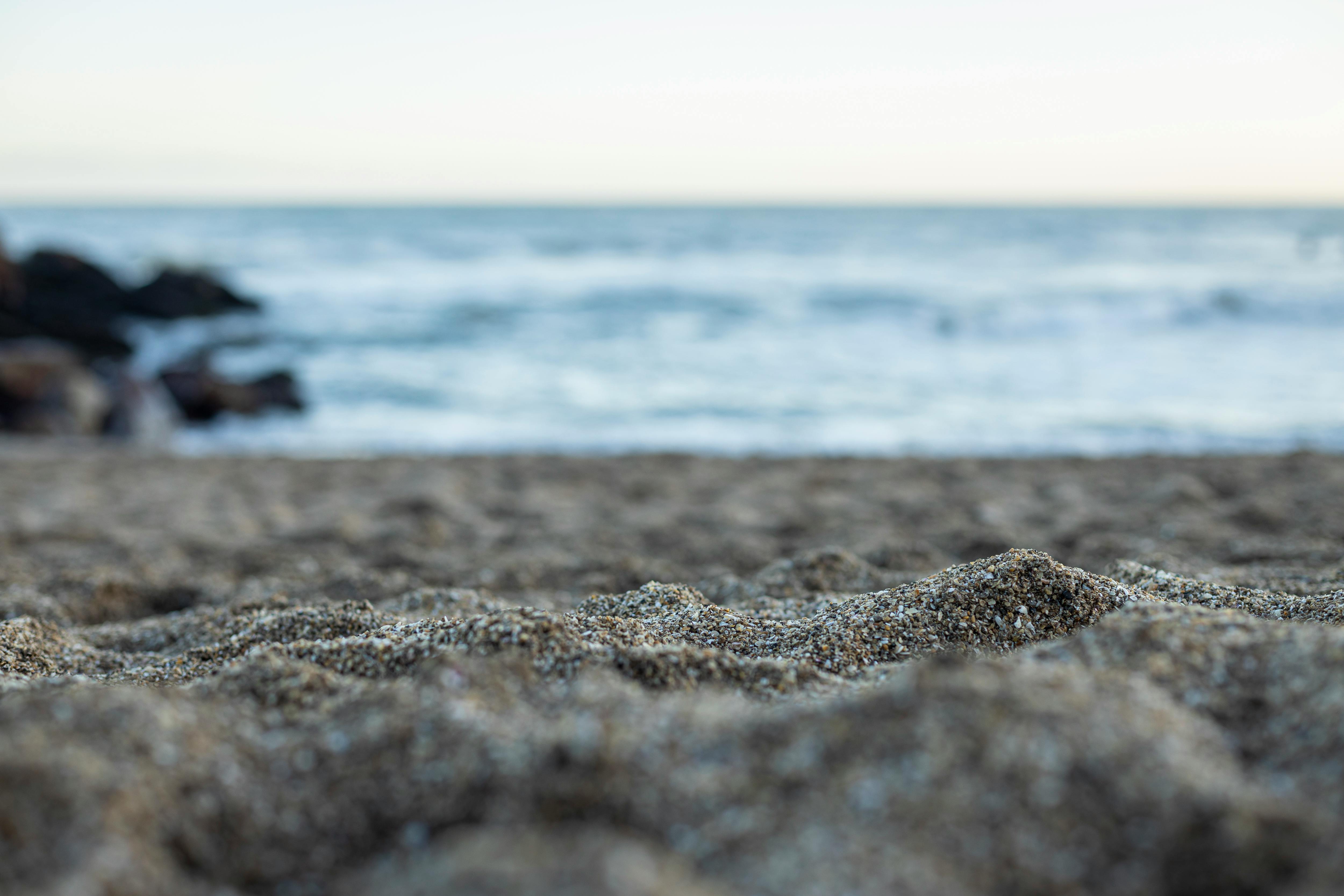 Δωρεάν Κοντινό πλάνο αμμώδους παραλίας στο Μιραμάρ της Αργεντινής με τα κύματα του ωκεανού στο φόντο. Φωτογραφία από στοκ φωτογραφιών