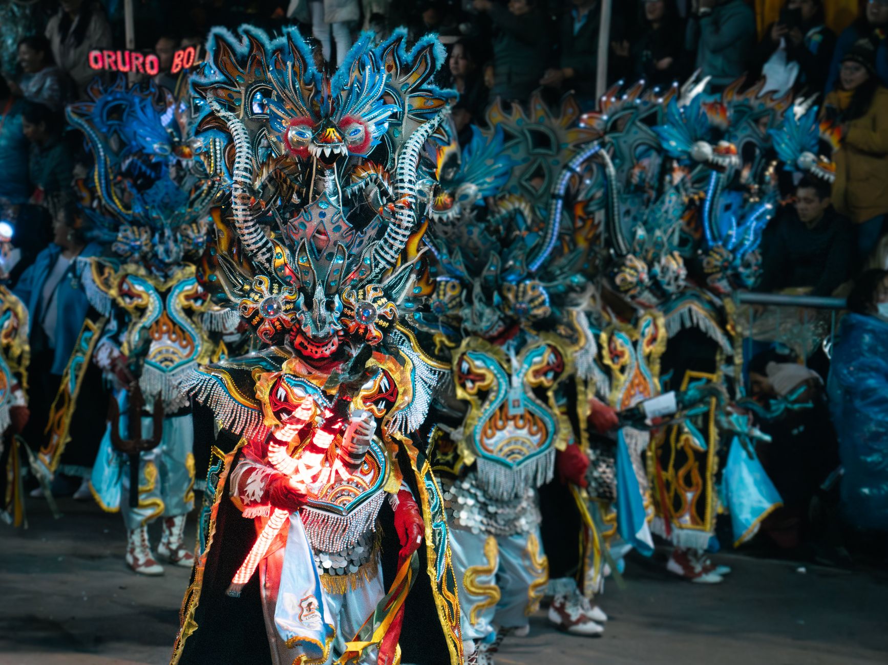 Bailarines de diablada con trajes y máscaras de diablo en el Carnaval de Oruro, Bolivia