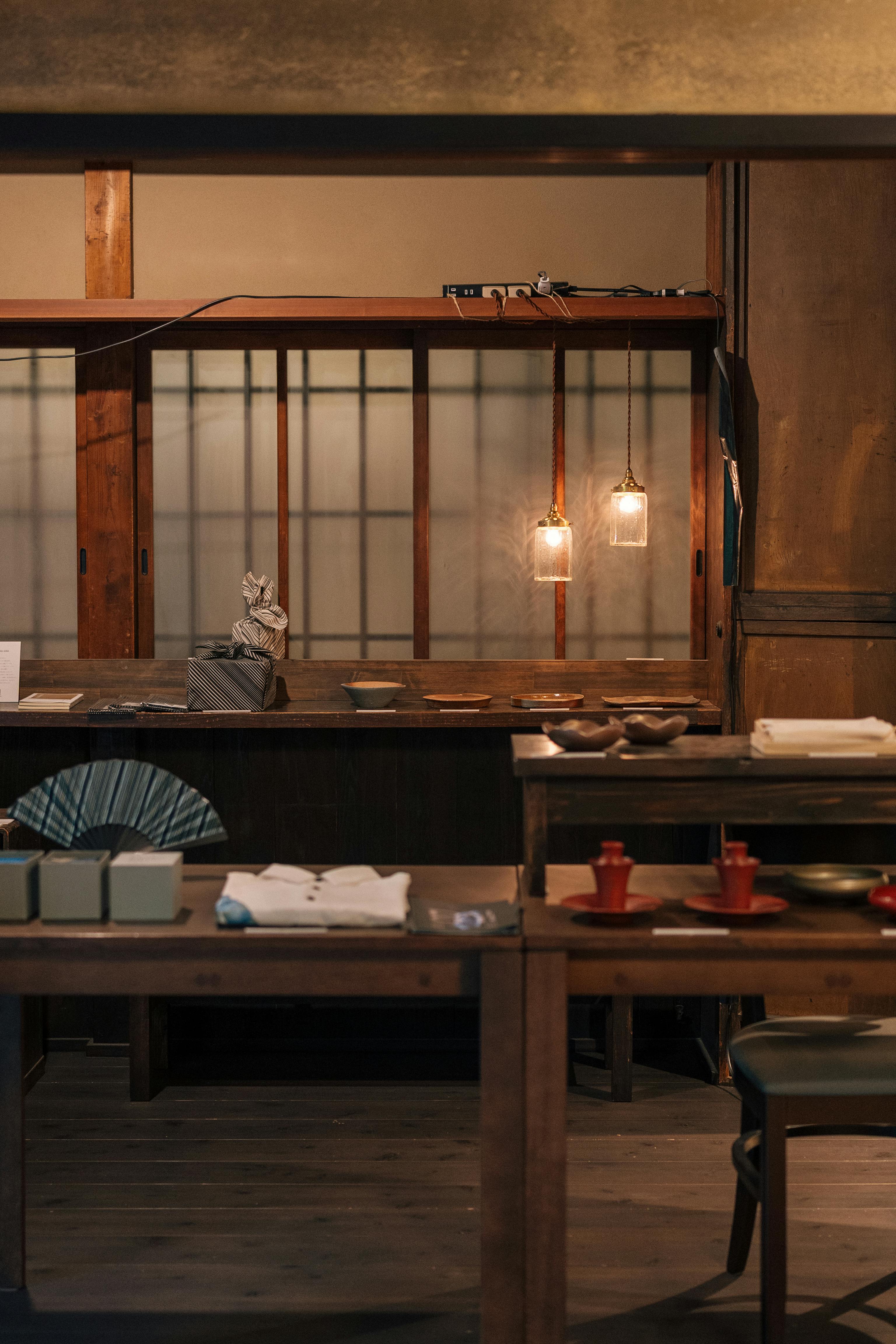 Gratis Sebuah ruang teh tradisional Jepang yang tenang dengan interior kayu dan pencahayaan lembut di Kyoto. Foto Stok