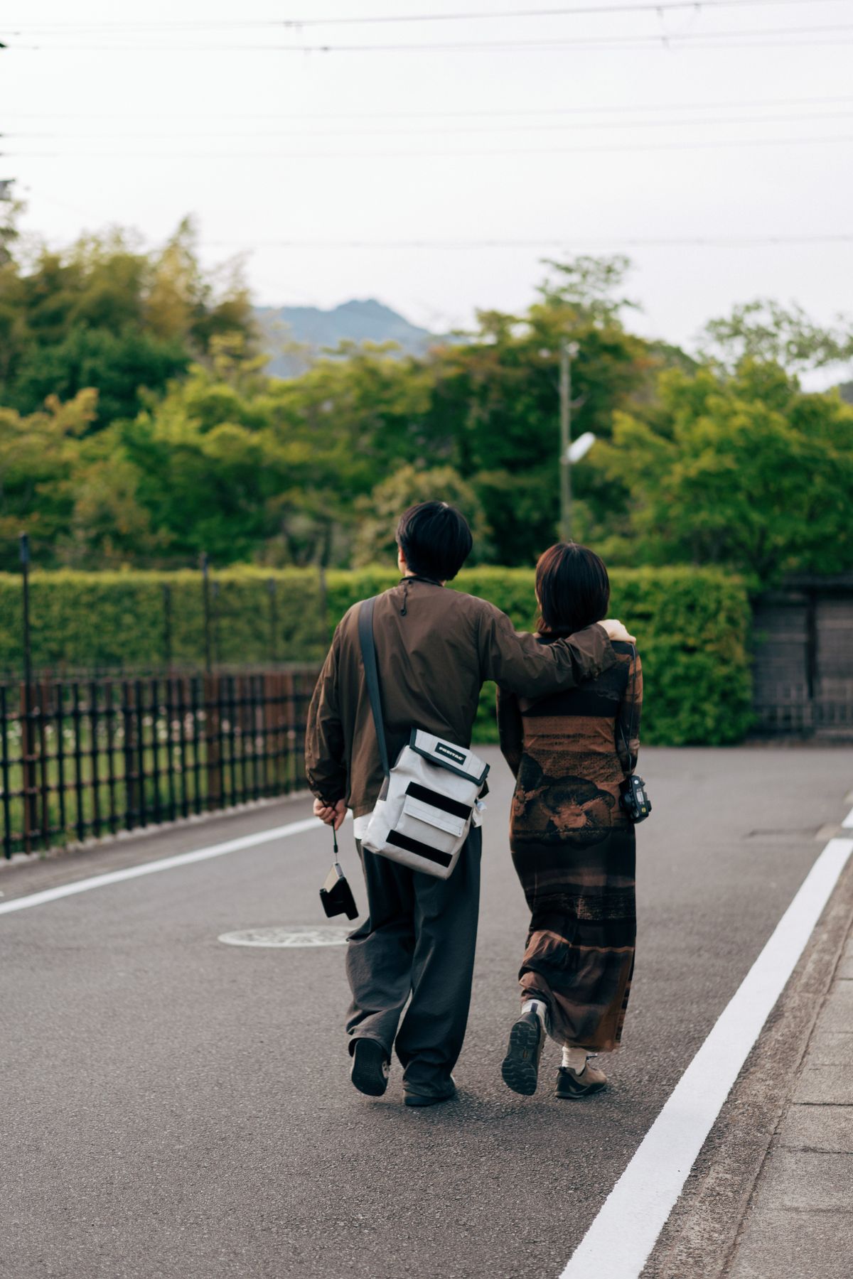 腕を組んで歩く夫婦の様子
