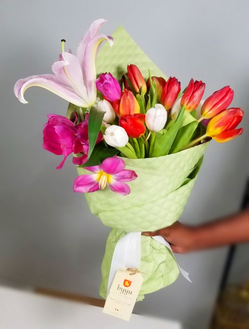 Free stock photo of aestheticfloraldesign, alstroemeriabouquet, anniversaryflowergift Stock Photo