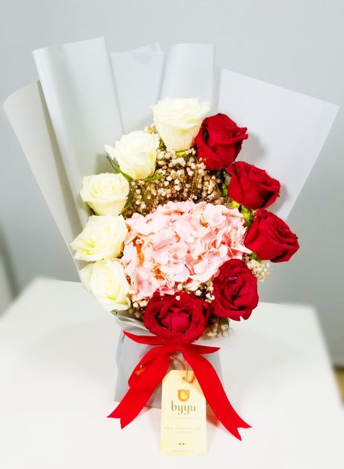 Free stock photo of aestheticfloraldesign, alstroemeriabouquet, anniversaryflowergift Stock Photo