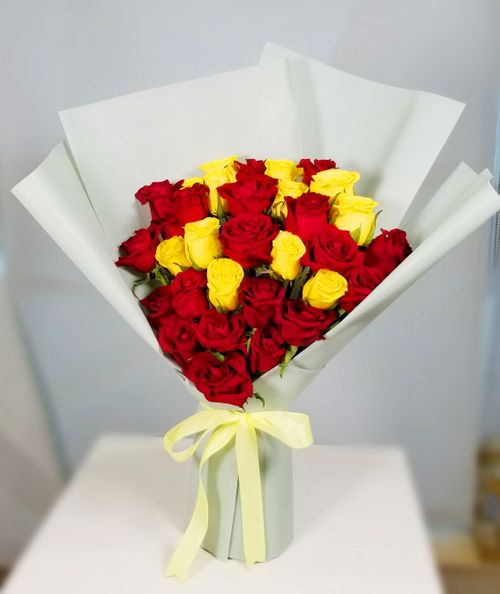 Free stock photo of aestheticfloraldesign, alstroemeriabouquet, anniversaryflowergift Stock Photo