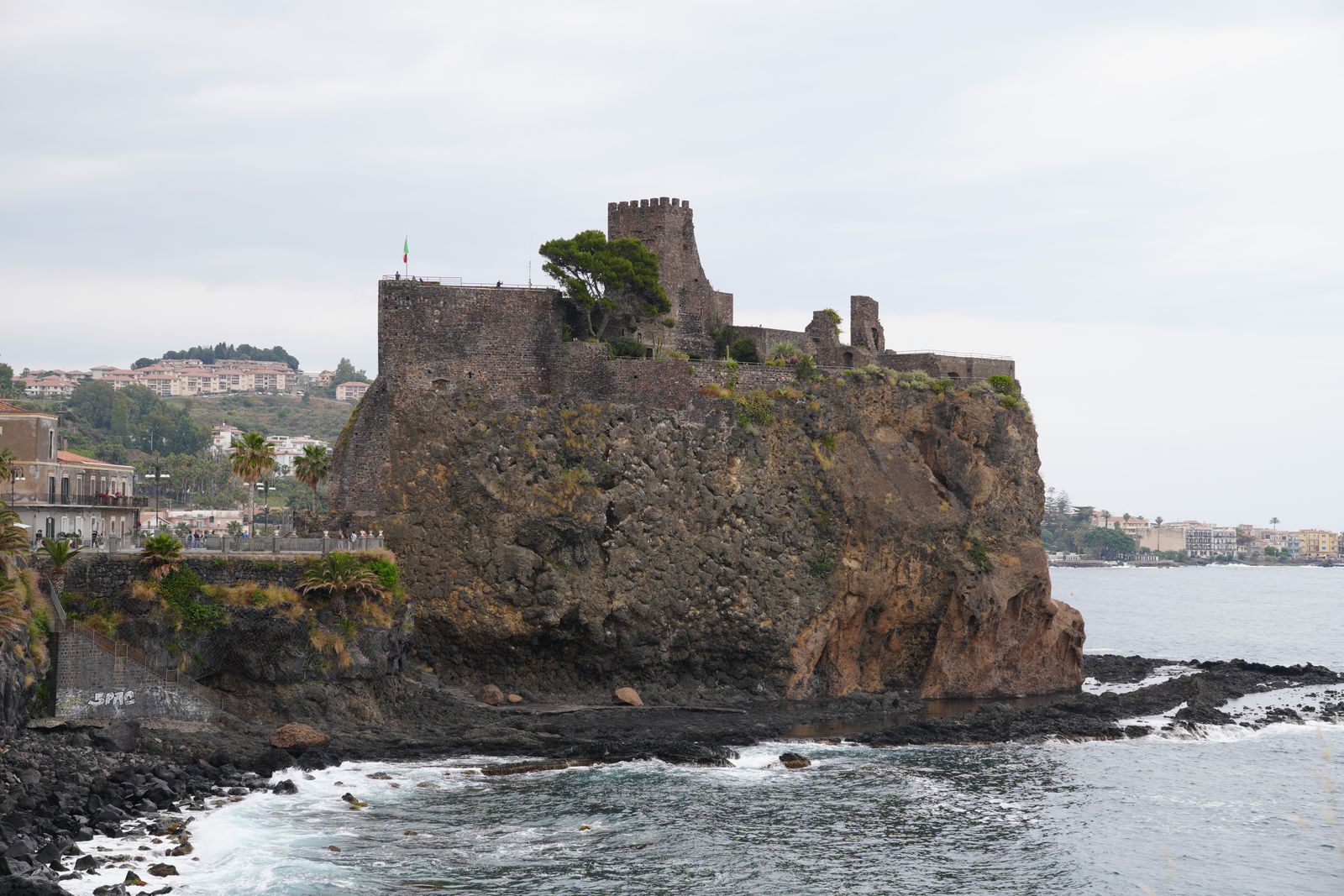 Cazare în Aci Castello: castelul normand pe stânca de lavă de lângă mare
