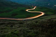 在英国乡村蜿蜒的道路上，雄伟的灯光小径构成了一幅夜景