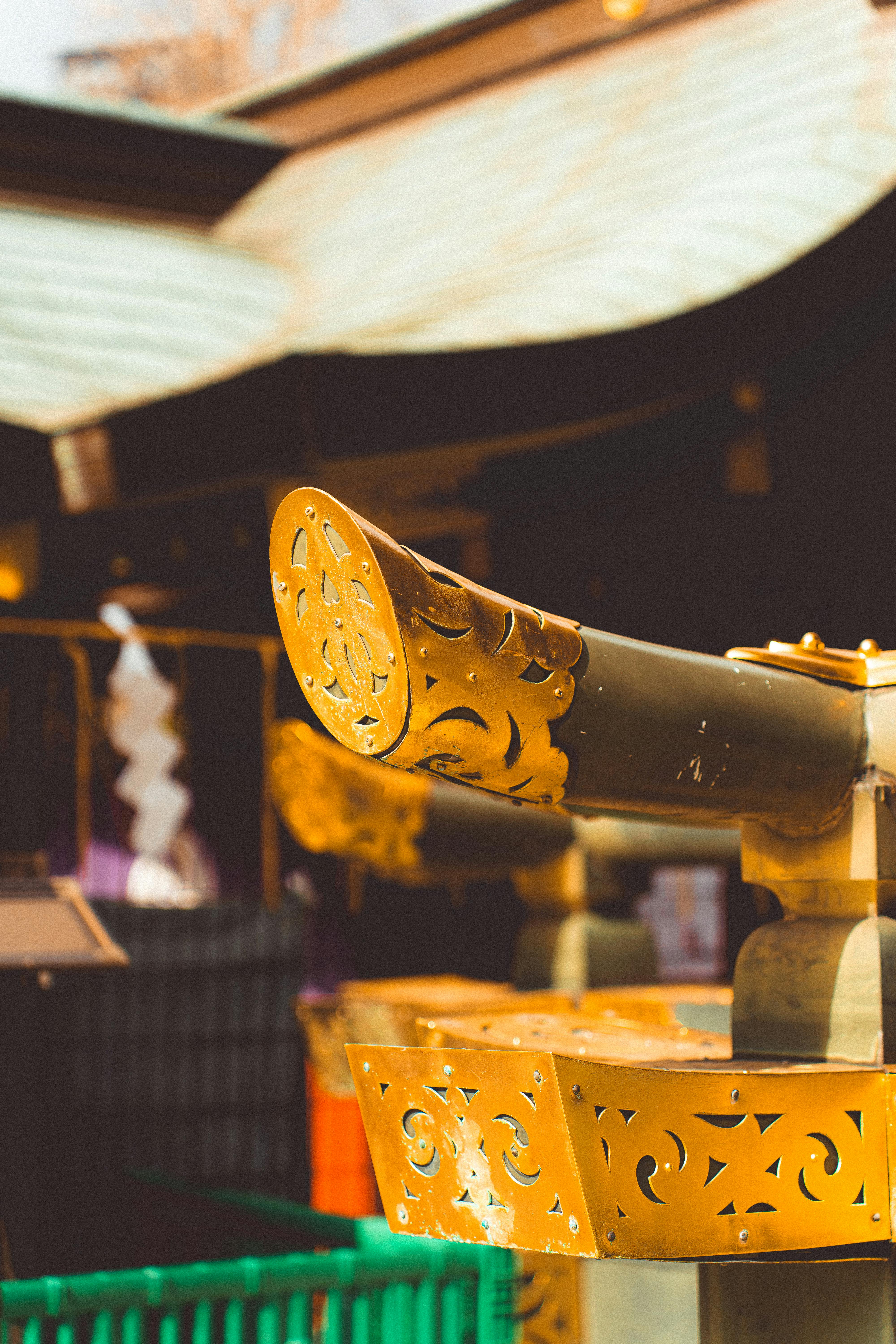 Gratis Indviklet gyldent design i et tempel i Tokyo fremhæver japansk håndværk. Lagerfoto