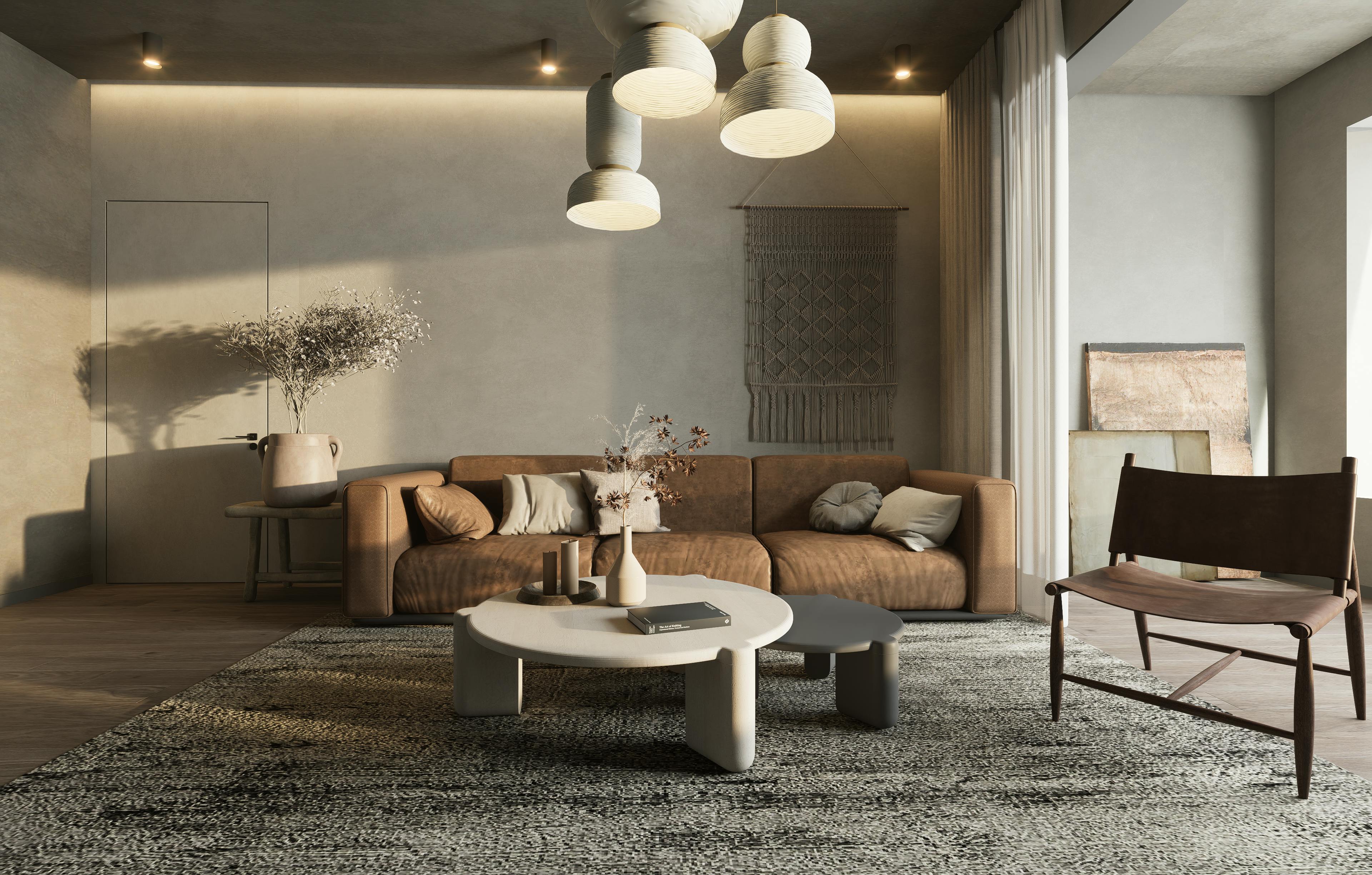 Gratis Ruang tamu modern dengan sofa cokelat, lampu gantung, dan dekorasi elegan. Foto Stok