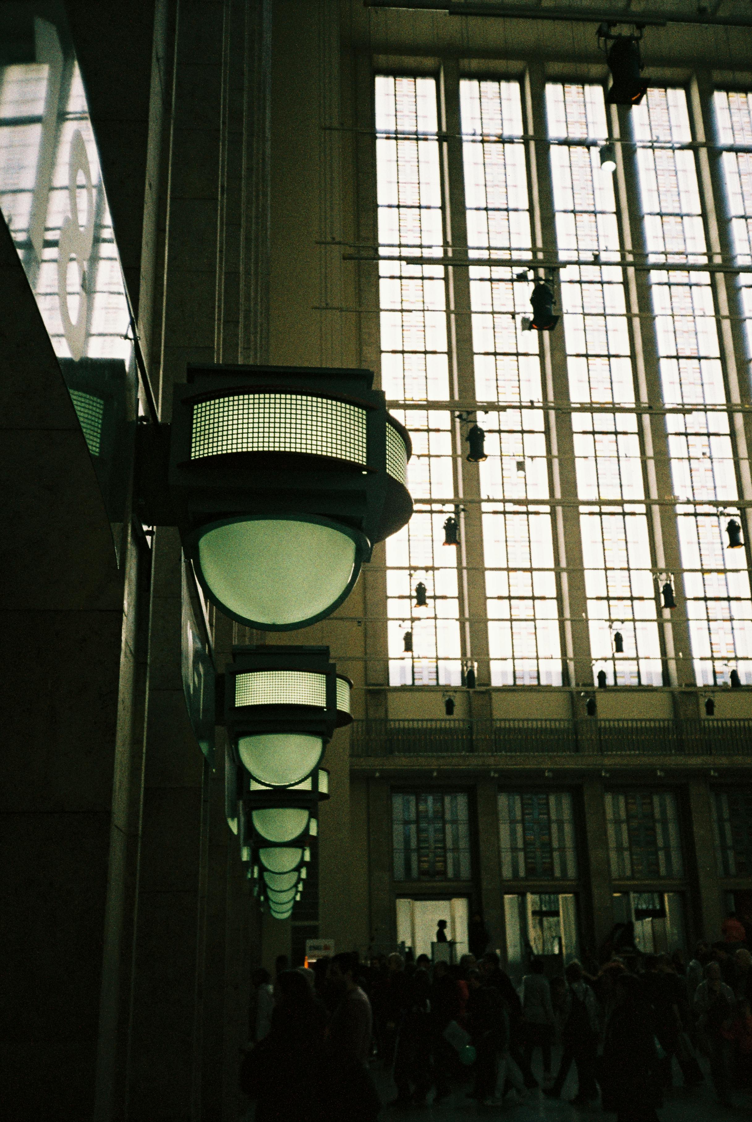 Gratis L'interno di una stazione ferroviaria vivace, con ampie finestre e moderni apparecchi di illuminazione. Foto a disposizione
