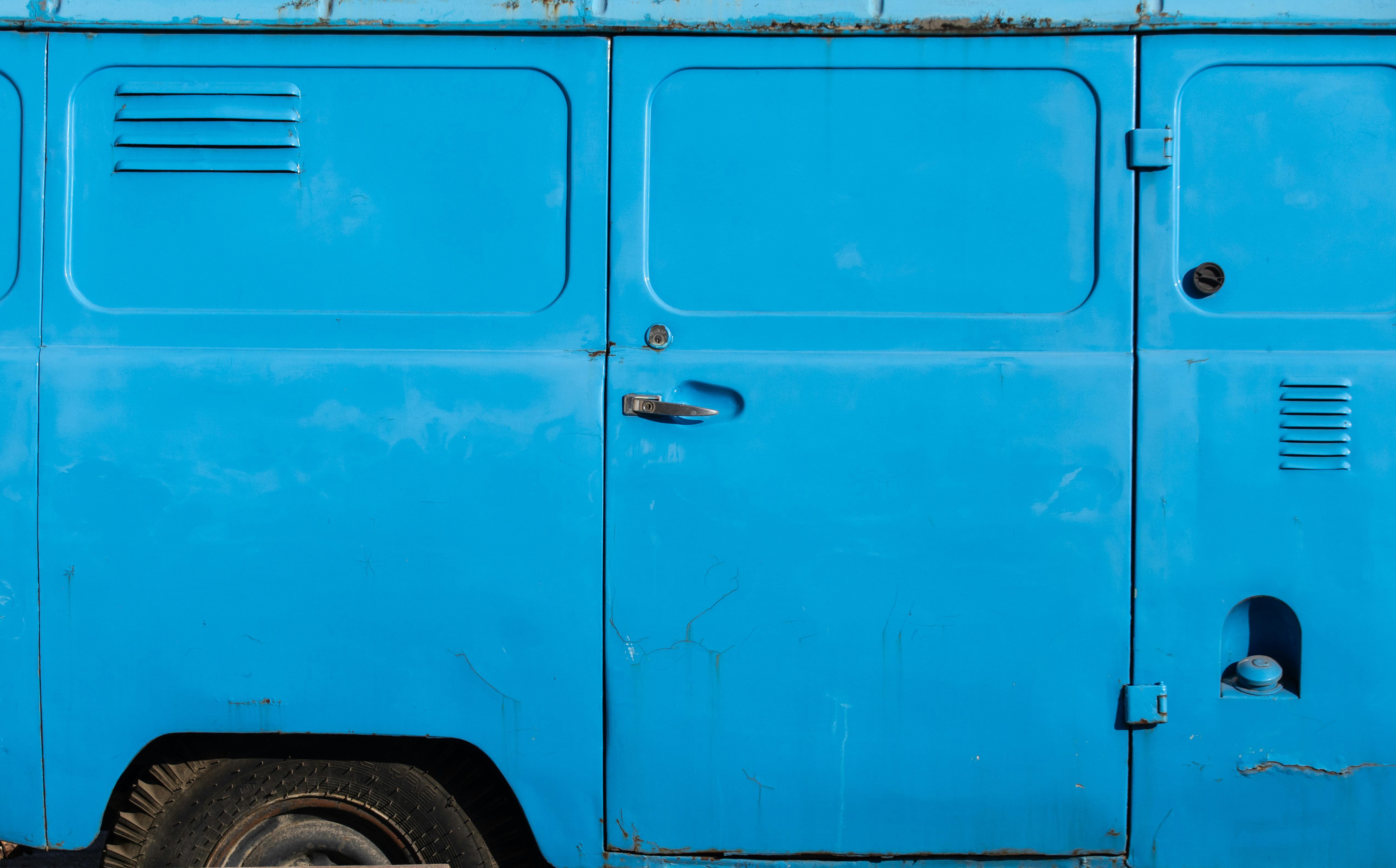無料 素朴な青いバンのドアの詳細図。質感と色を強調しています。 写真素材