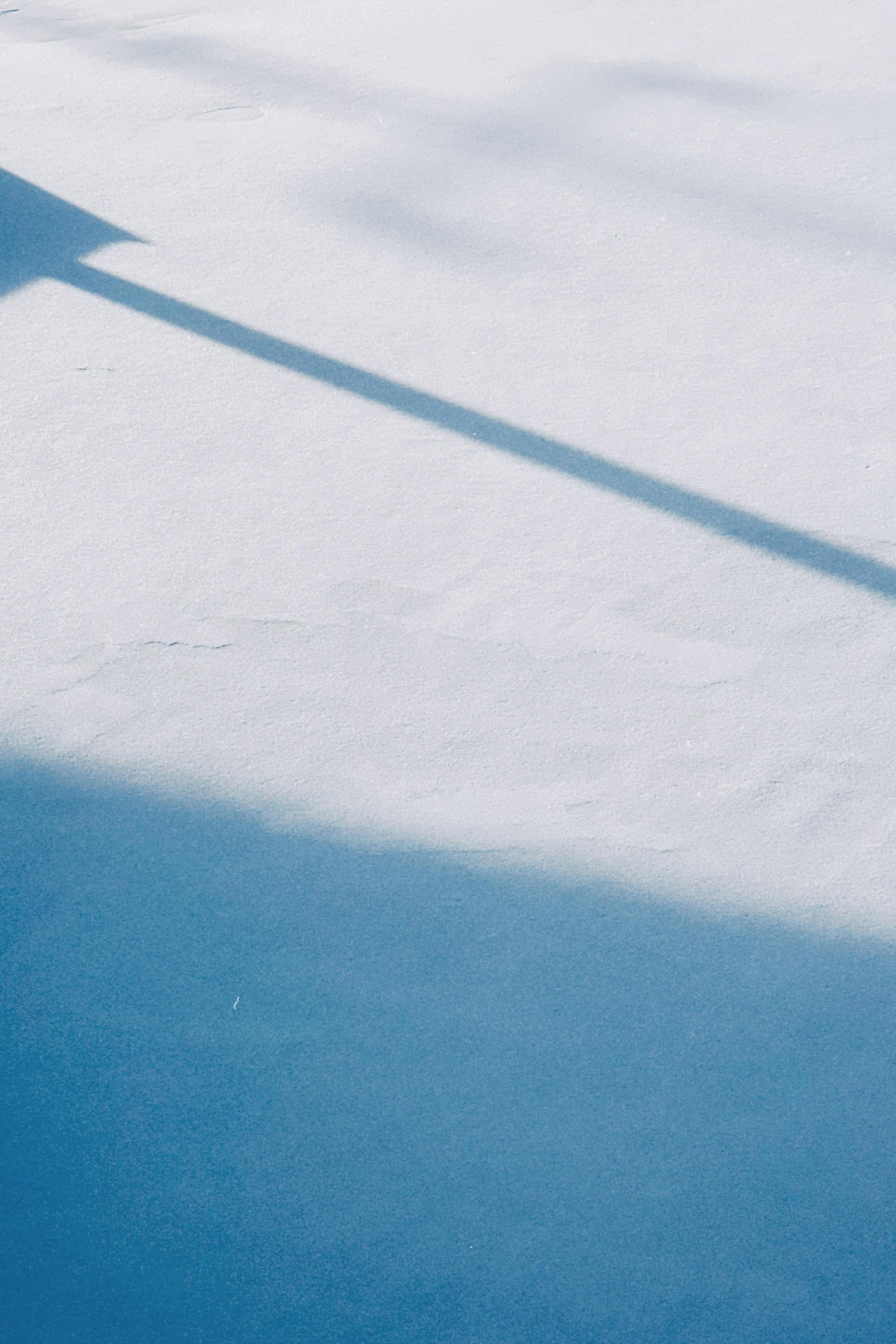 Gratis Una tranquilla scena invernale con ombre sulla neve fresca a Konaev, Kazakistan. Foto a disposizione