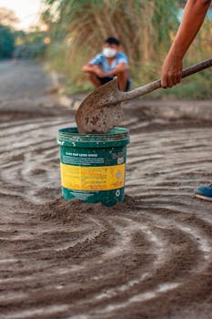 花园里放着油漆桶、手和铲子