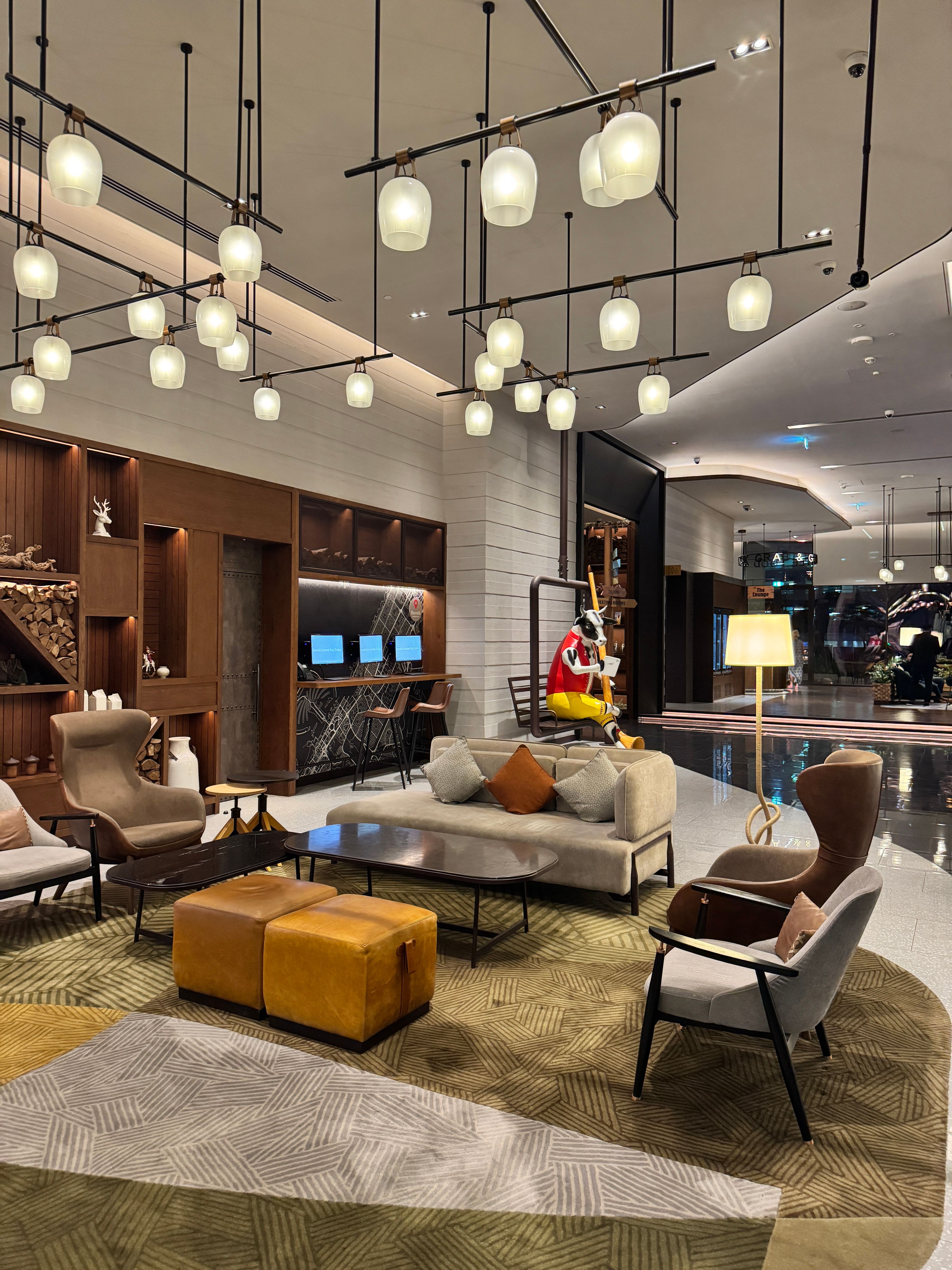 Salon d'hôtel élégant, mobilier soigné et éclairage d'ambiance