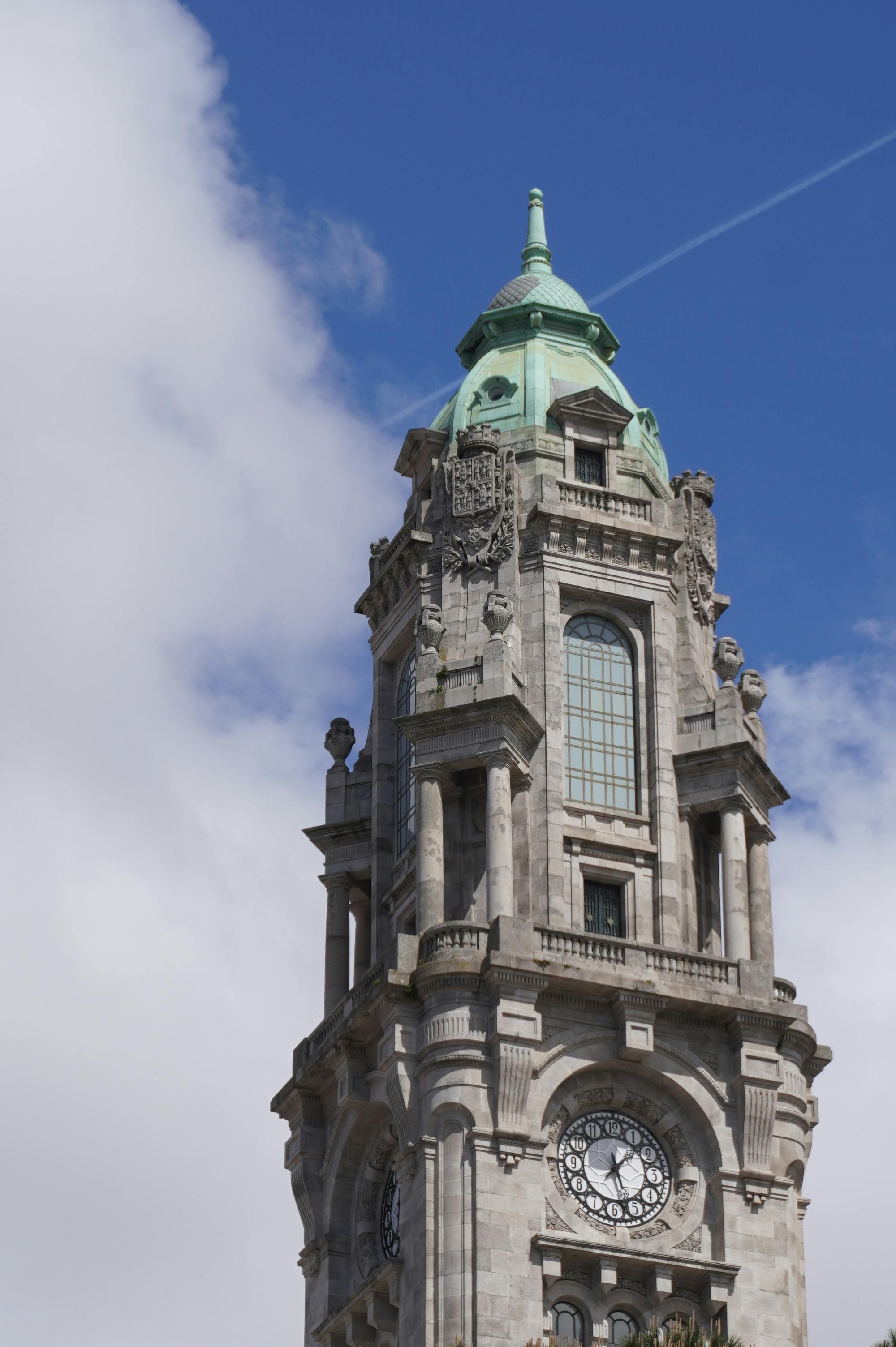 бесплатная Башня Клеригуш, парящая в голубом небе в Порту, Португалия, демонстрирует свою архитектуру в стиле барокко. Стоковое фото