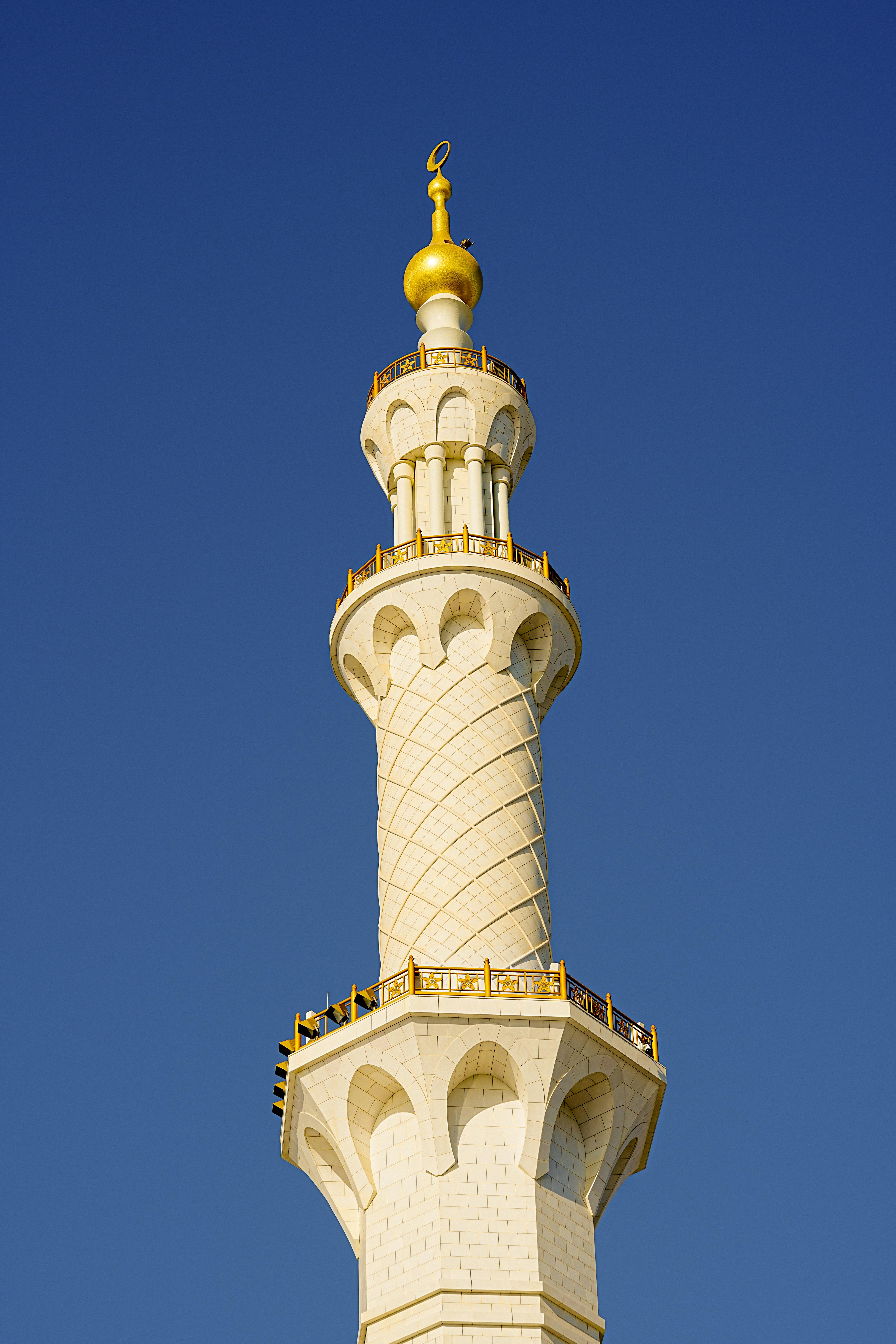 無料 アラブ首長国連邦のアブダビにある、澄み切った青空を背景にしたシェイク・ザイード・モスクのミナレットの素晴らしい景色。 写真素材