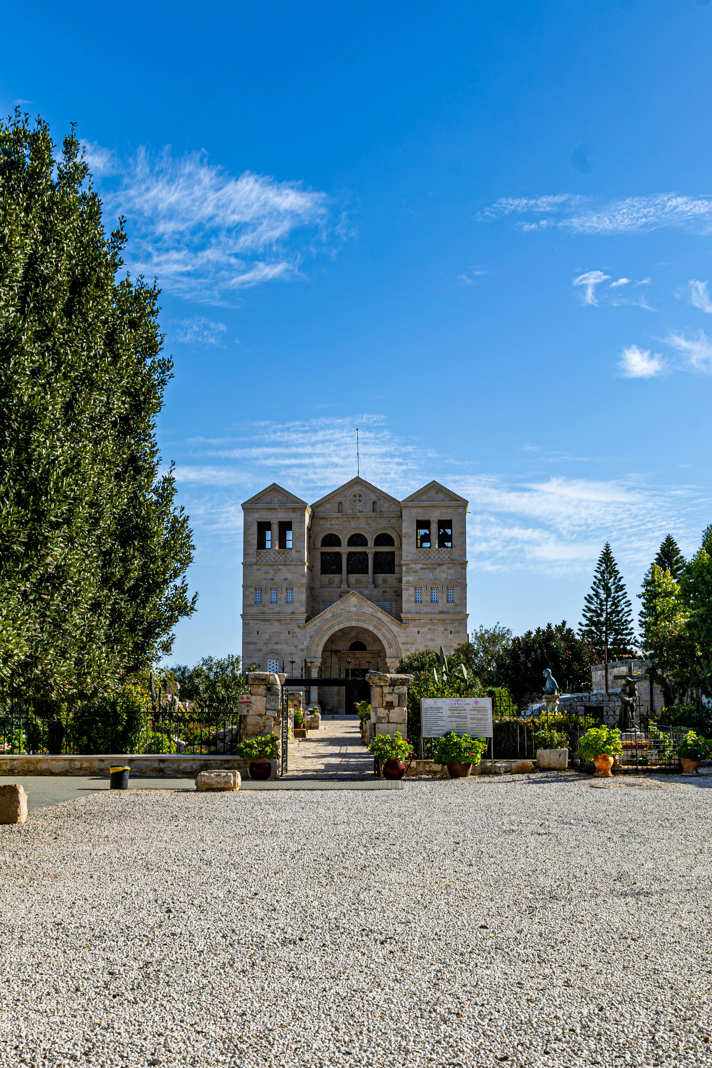 Gratis Smukt landskabsudsigt over Forklarelseskirken under en klar blå himmel. Lagerfoto