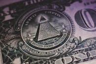 美元钞票的特写镜头，清晰地展示了普罗维登斯之眼和金字塔设计