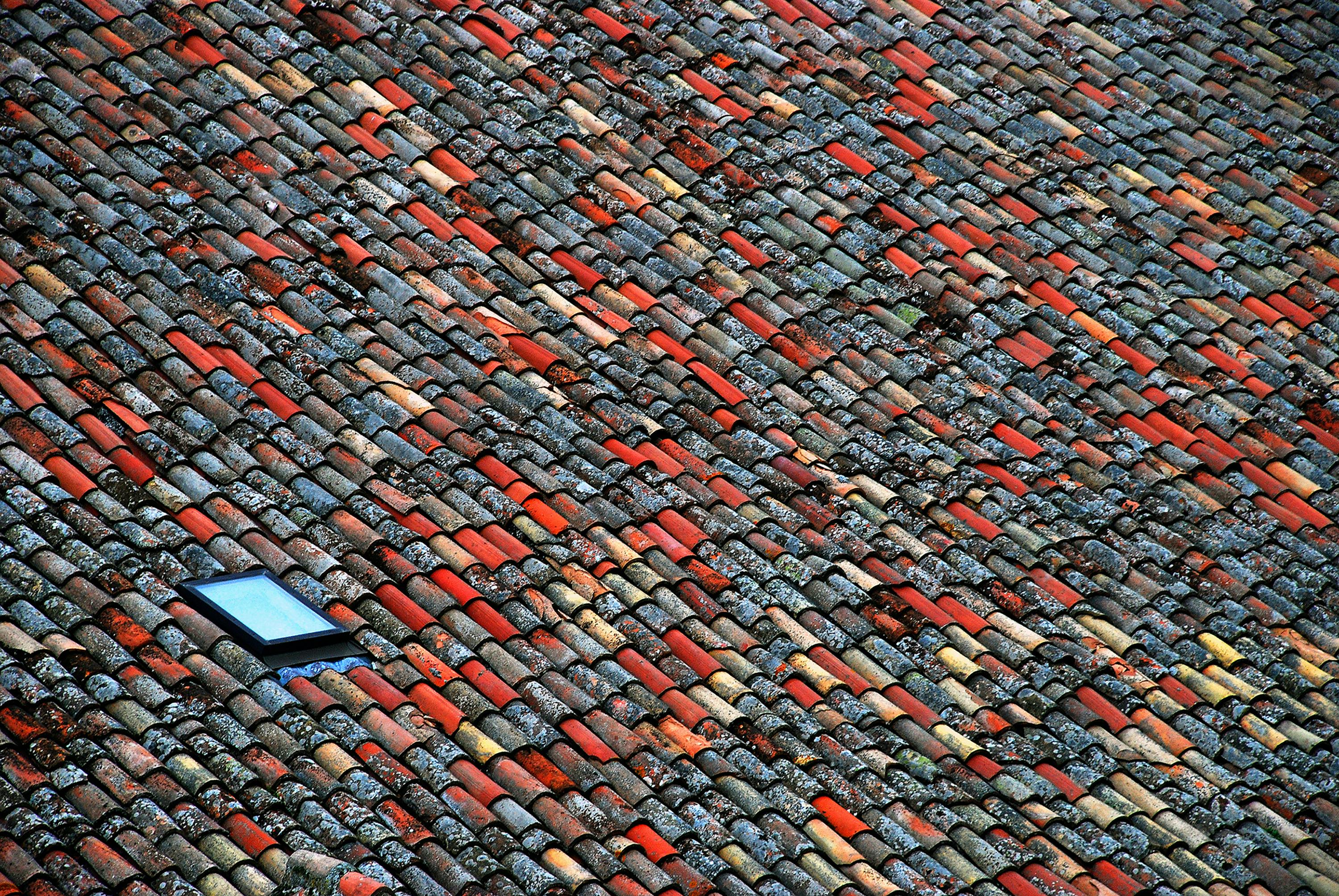 Miễn phí Mái nhà lợp ngói rực rỡ với cửa sổ lấy sáng nổi bật trên nền họa tiết mộc mạc. Ảnh lưu trữ