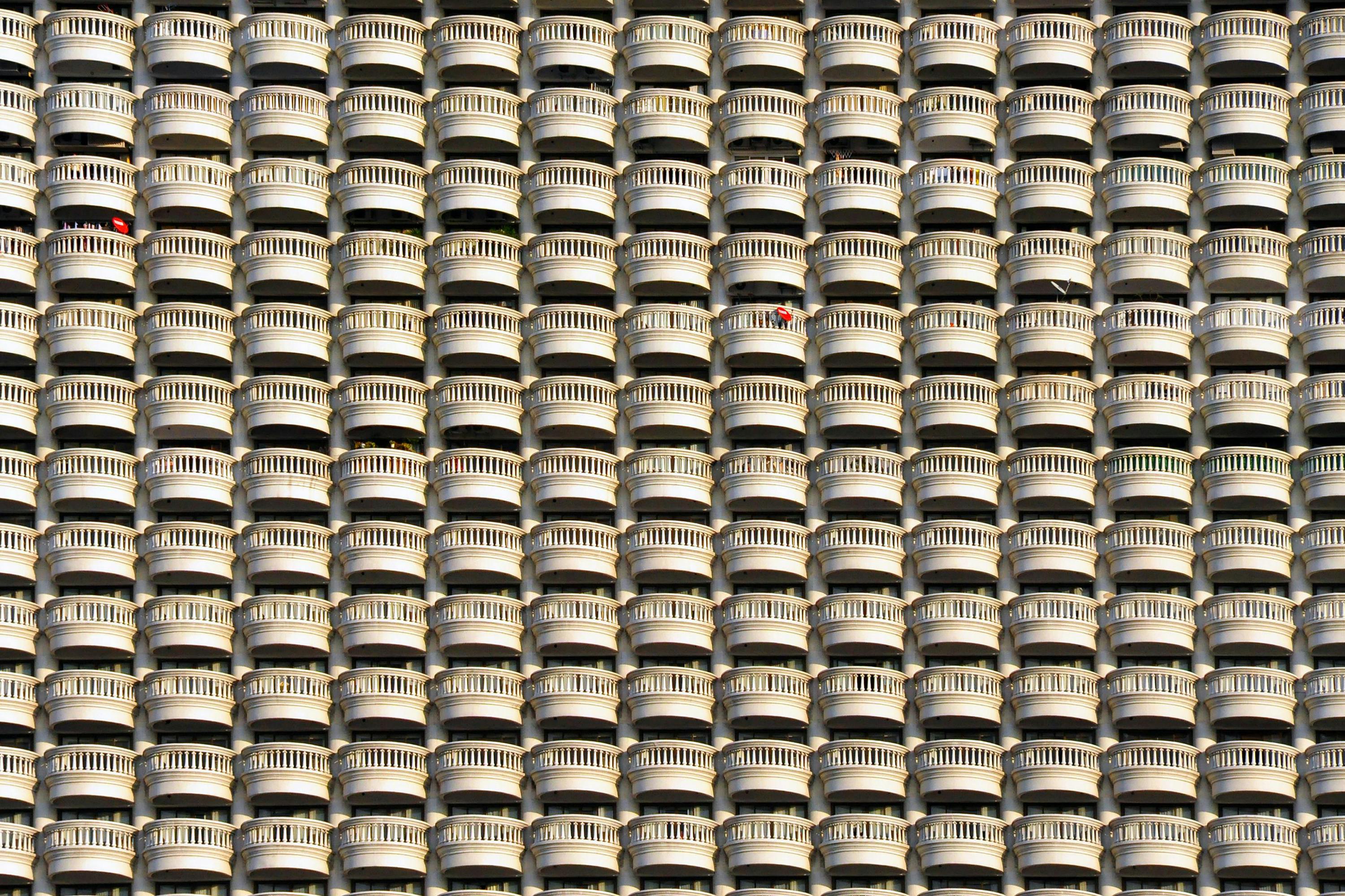 無料 複数の同一のバルコニーを備えた建物の正面の対称的なビュー。 写真素材