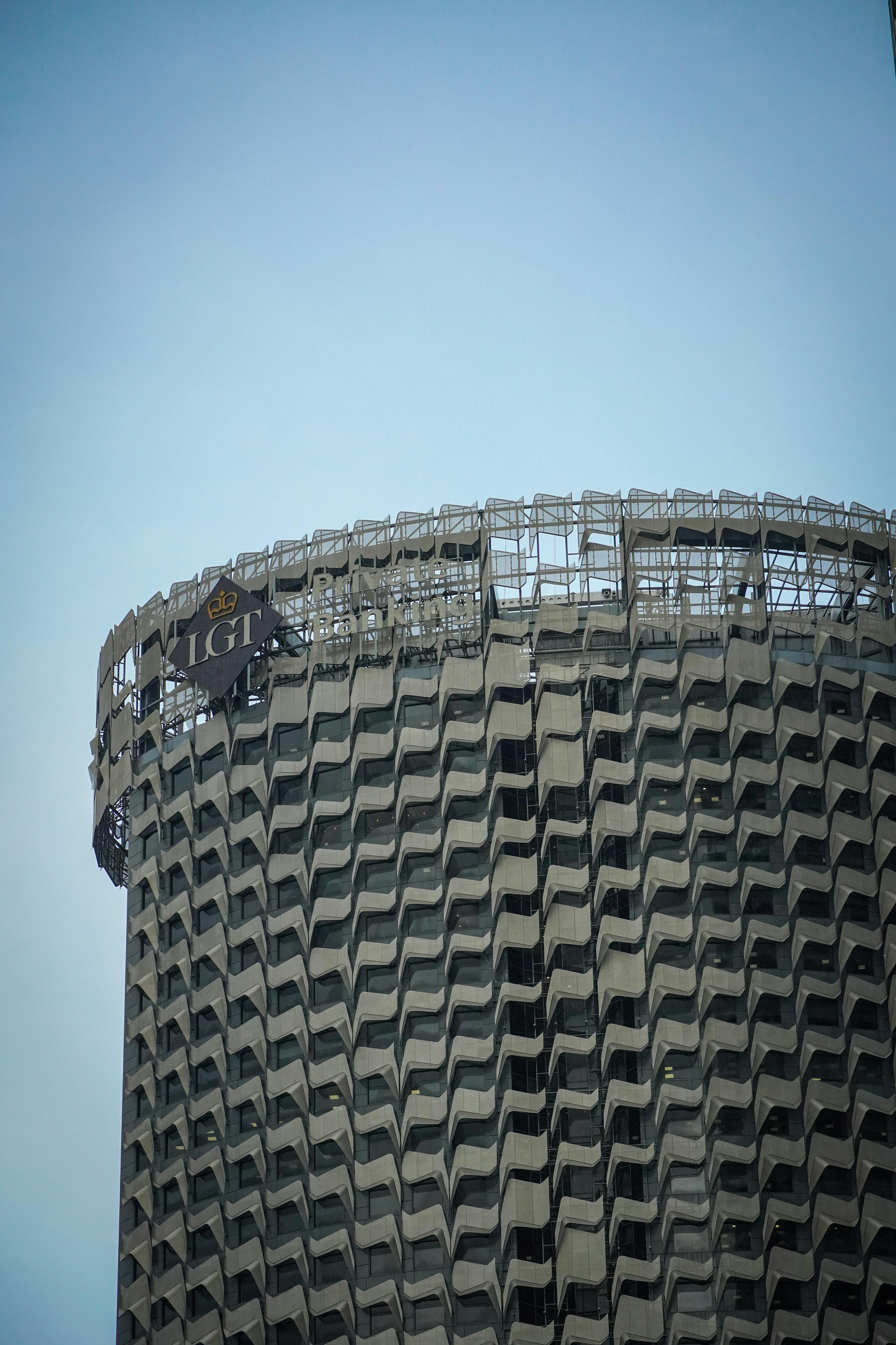 Gratuit Gros plan sur un immeuble de grande hauteur à l'architecture moderne se détachant sur le ciel. Photos