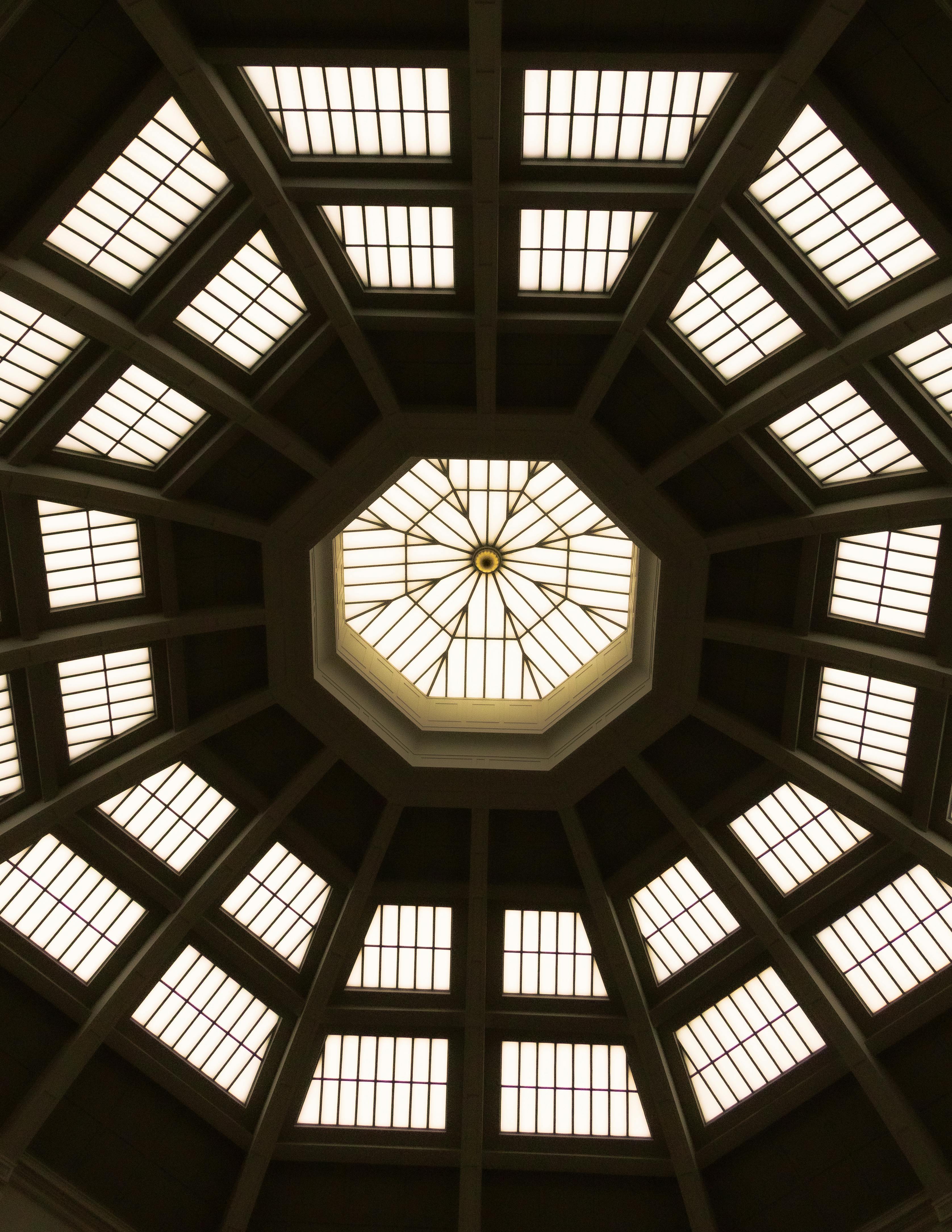 Gratis Langit-langit kubah kaca yang rumit dengan simetri geometris dan pencahayaan ambient, ideal untuk tema desain arsitektur. Foto Stok