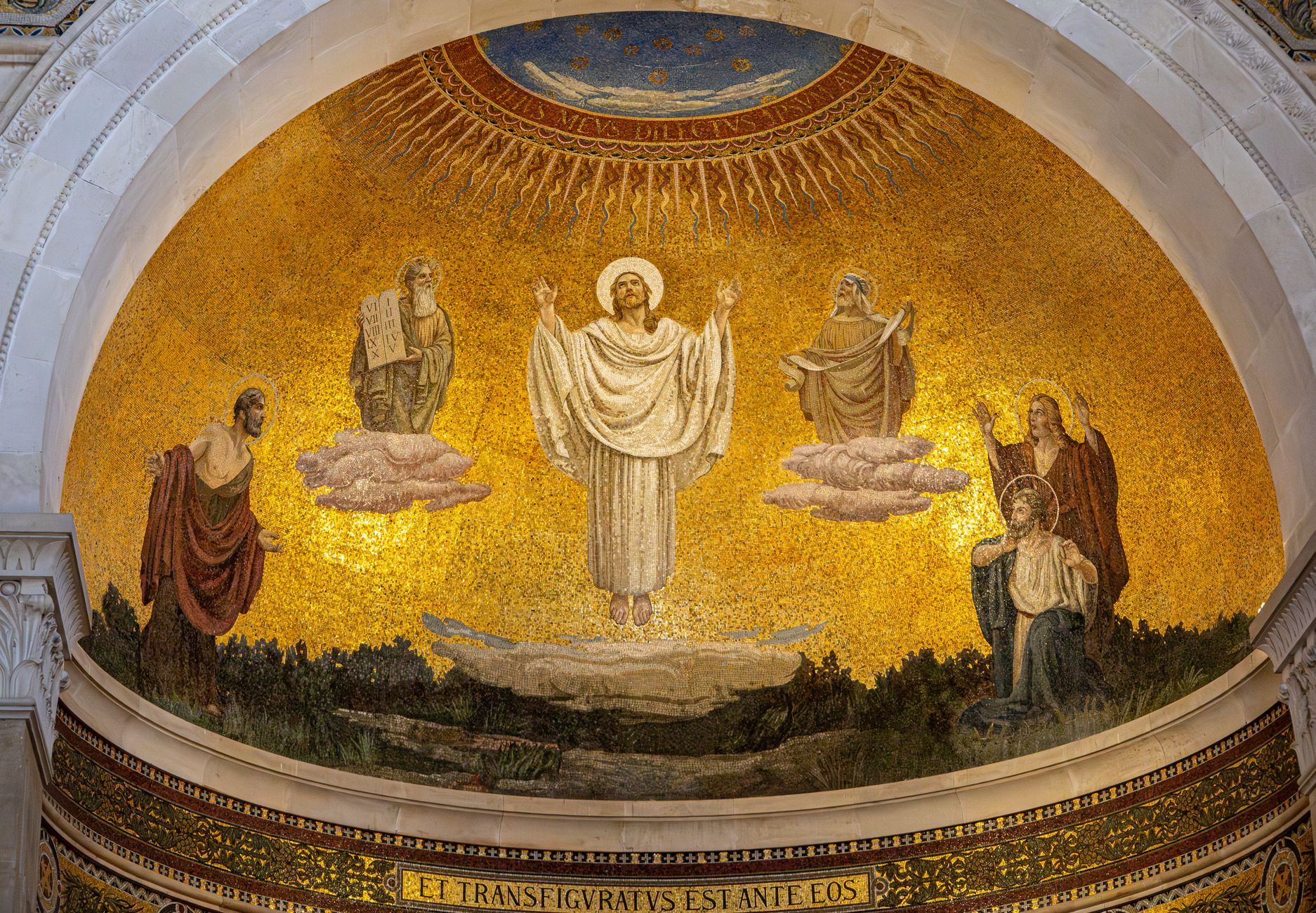 La Luz en el Tabor: Escuchando al Hijo Amado y la Gloria Prometida