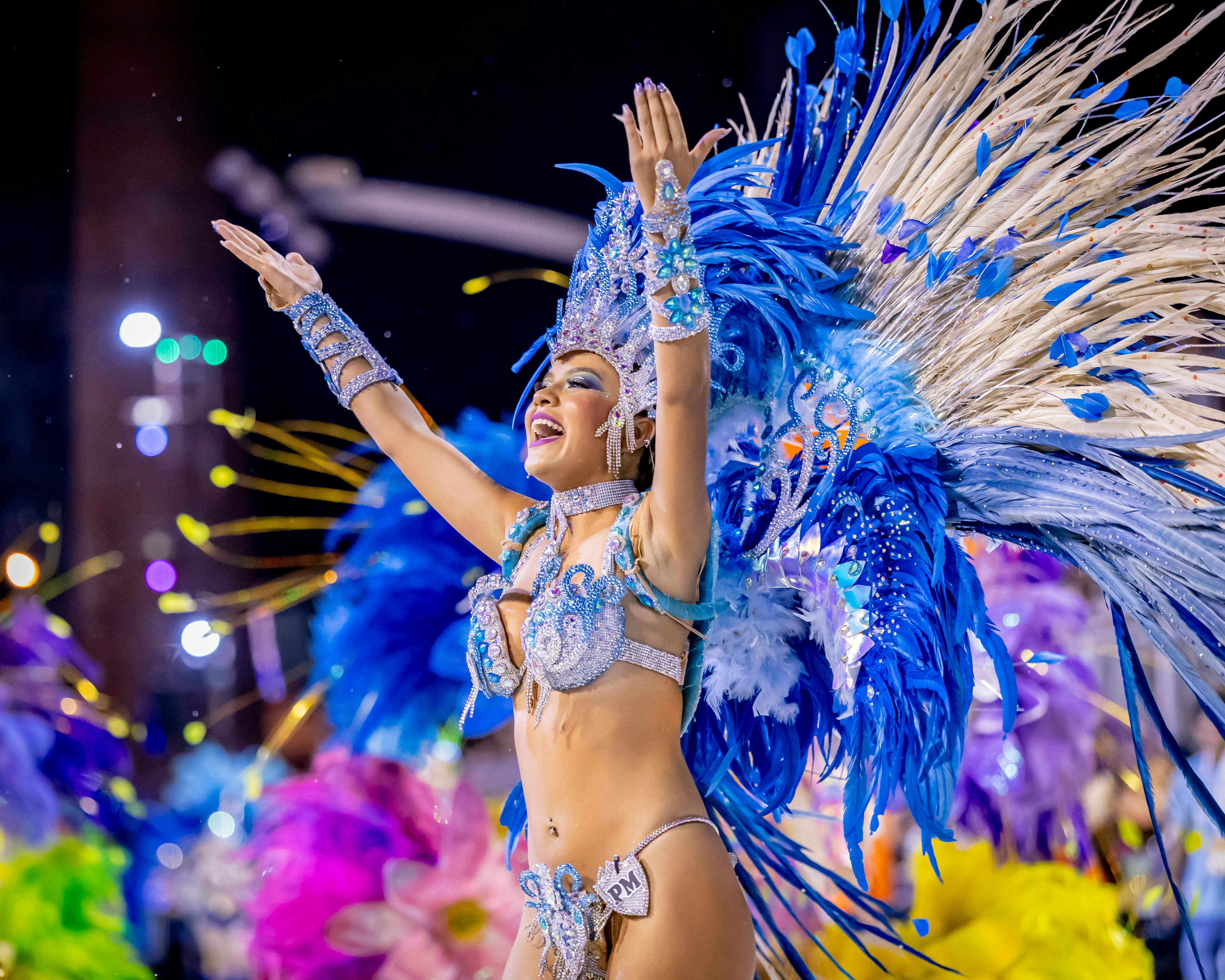 Gratis Seorang penari karnaval berwarna-warni tampil dengan kostum meriah di Encarnación, Paraguay. Foto Stok