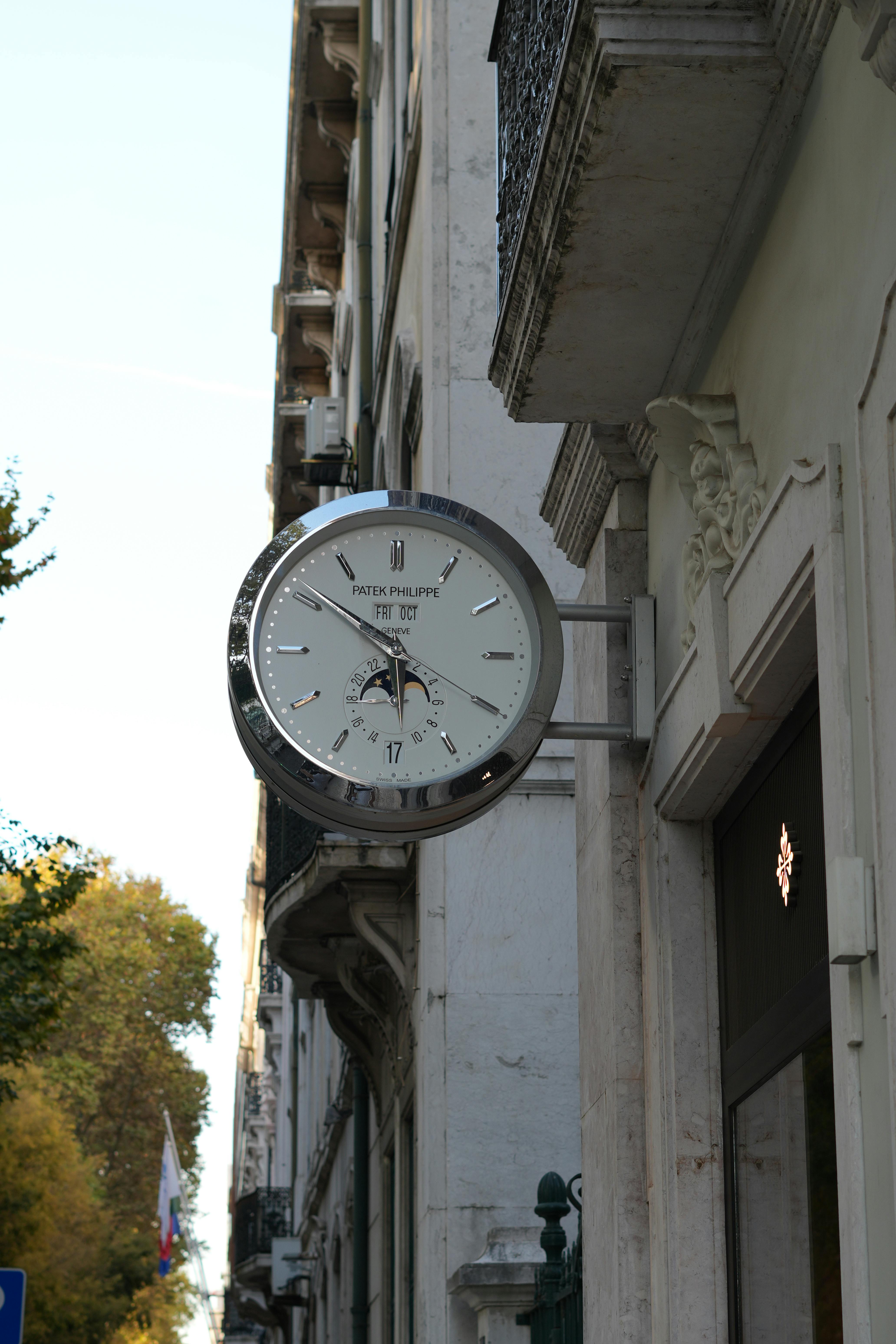 Gratis Jam dinding Patek Philippe yang elegan di fasad bangunan di Lisbon, Portugal. Foto Stok