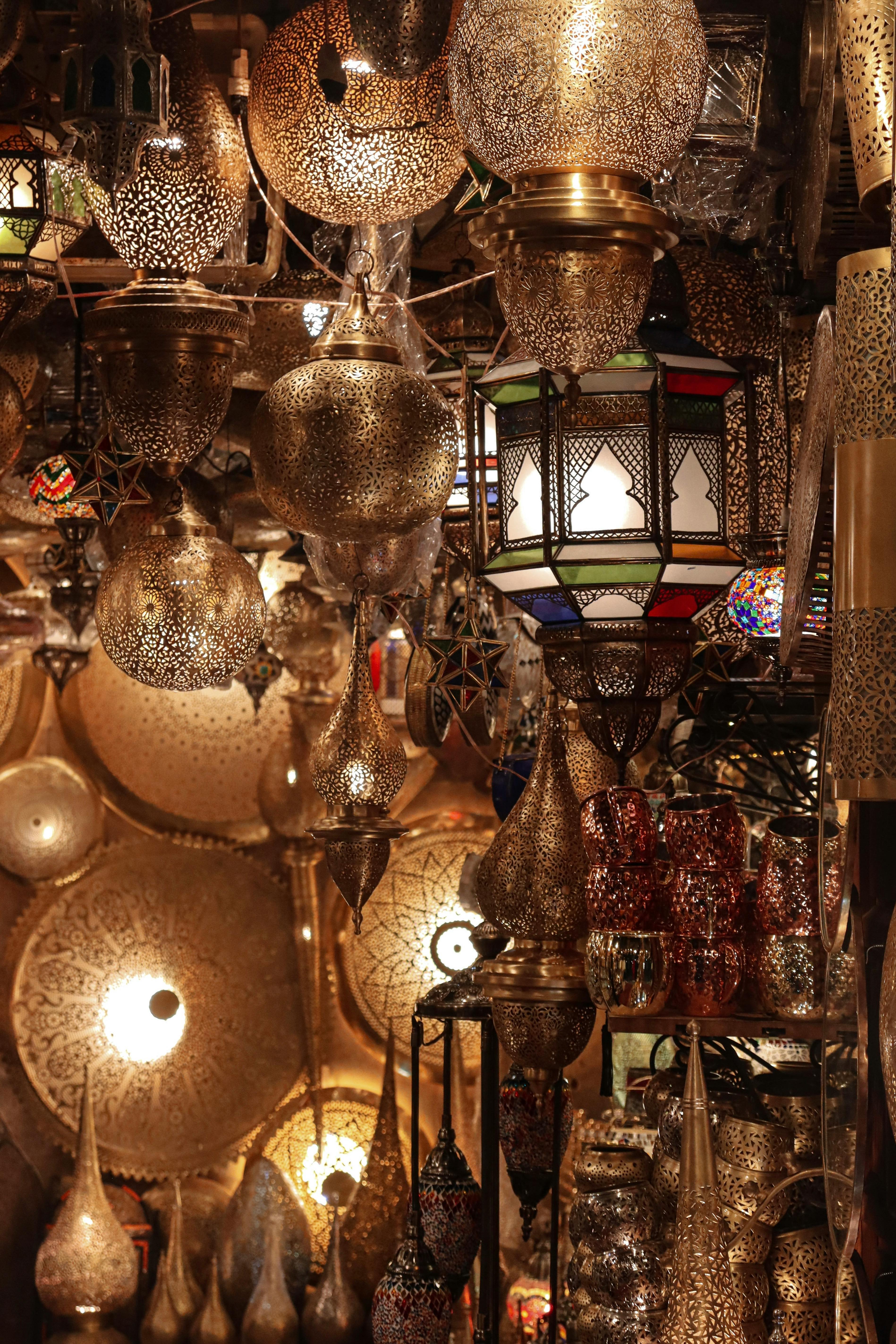 無料 賑やかな中東の市場を舞台に、華やかなランタンが優雅に展示されています。 写真素材