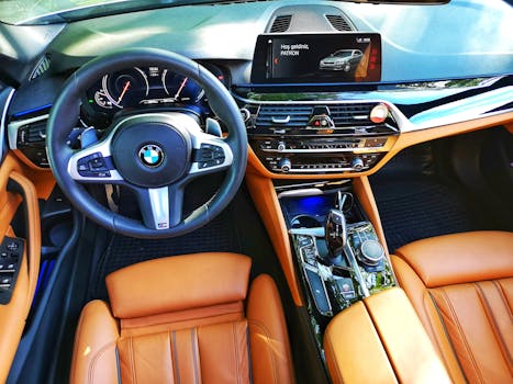 高端汽车内饰采用棕褐色皮革座椅、现代仪表板和方向盘