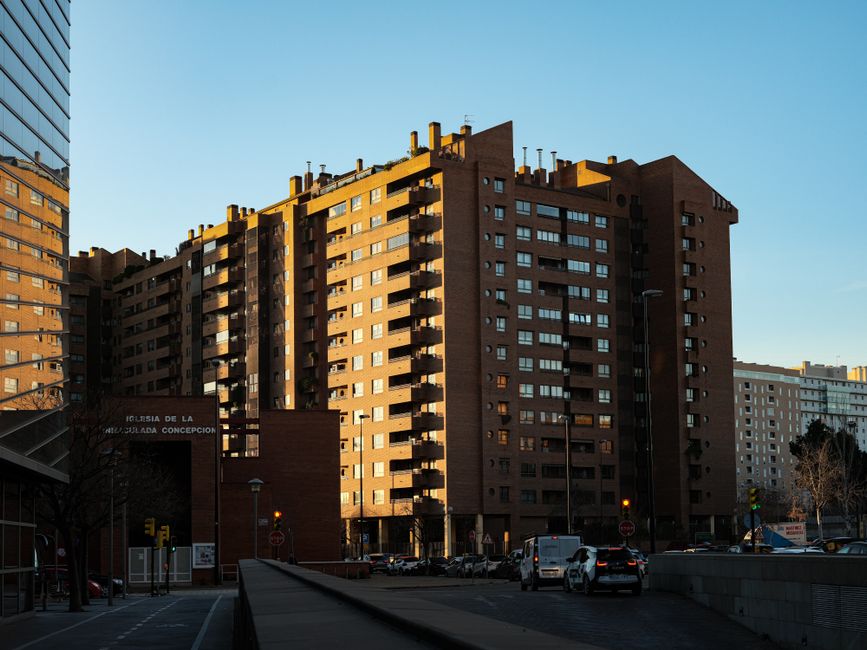 Edificios residenciales de gran altura en Zaragoza, España, durante el día, que muestran la vida urbana.