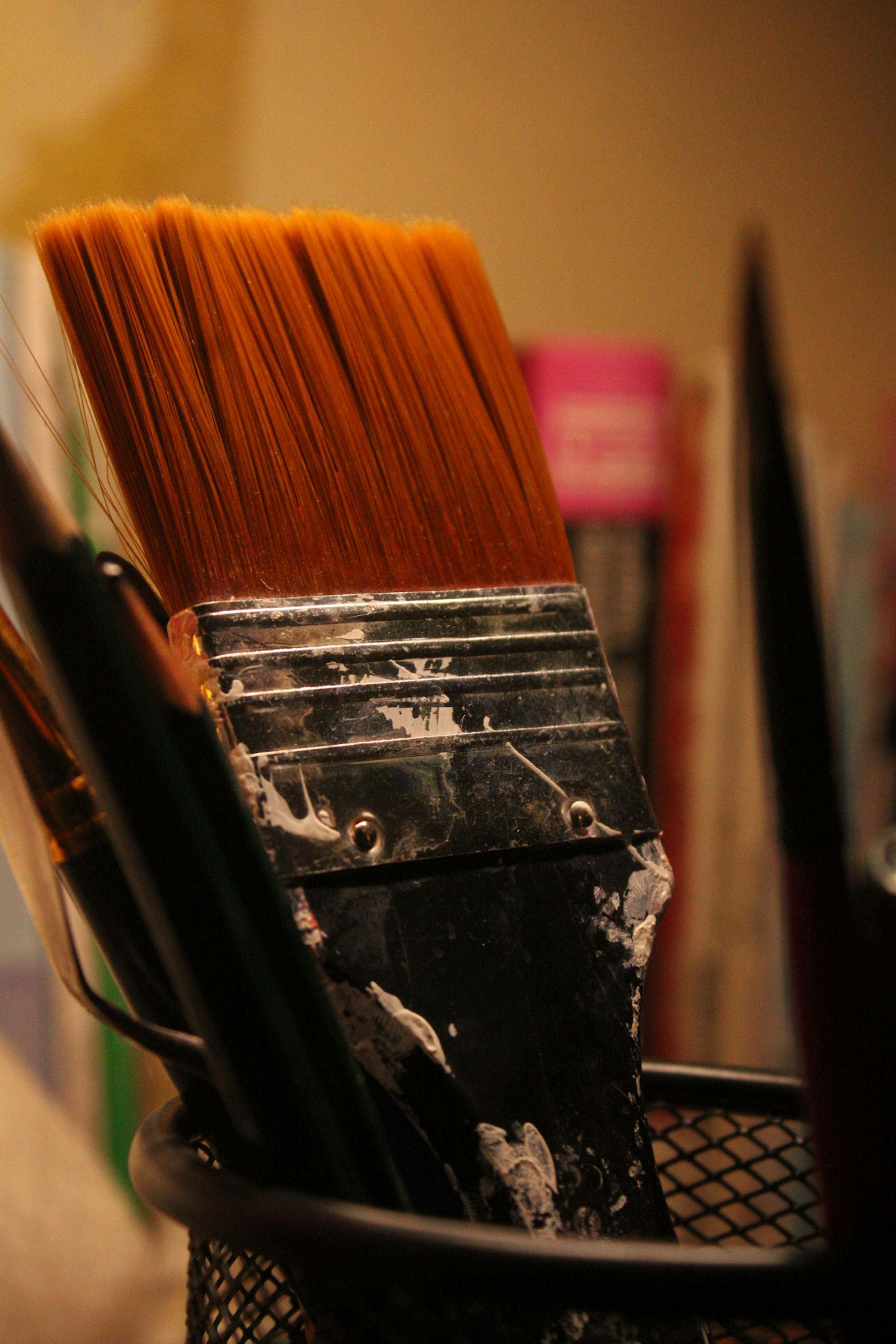 Ücretsiz Stüdyo ortamında çeşitli boya fırçalarının detaylı bir görüntüsü, yaratıcılığı vurguluyor. Stok Fotoğraflar