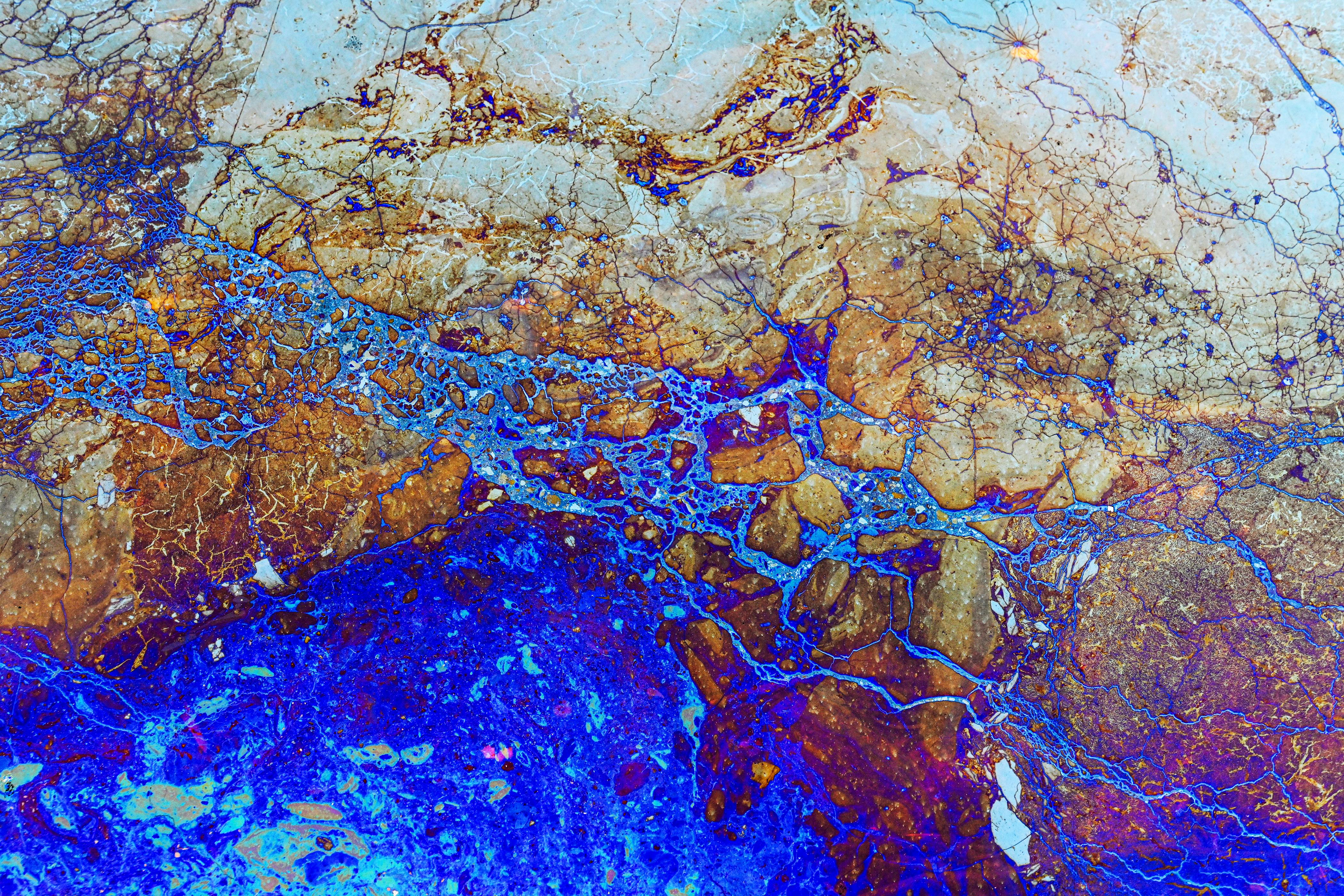 Gratis Una vivace rappresentazione astratta di una superficie di marmo colorato che presenta vivaci tonalità blu e terrose. Foto a disposizione