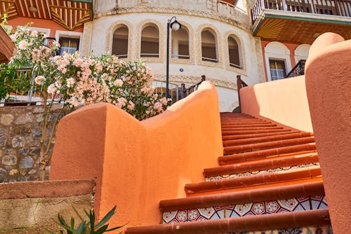 オレンジ色のコンクリートの壁のある階段