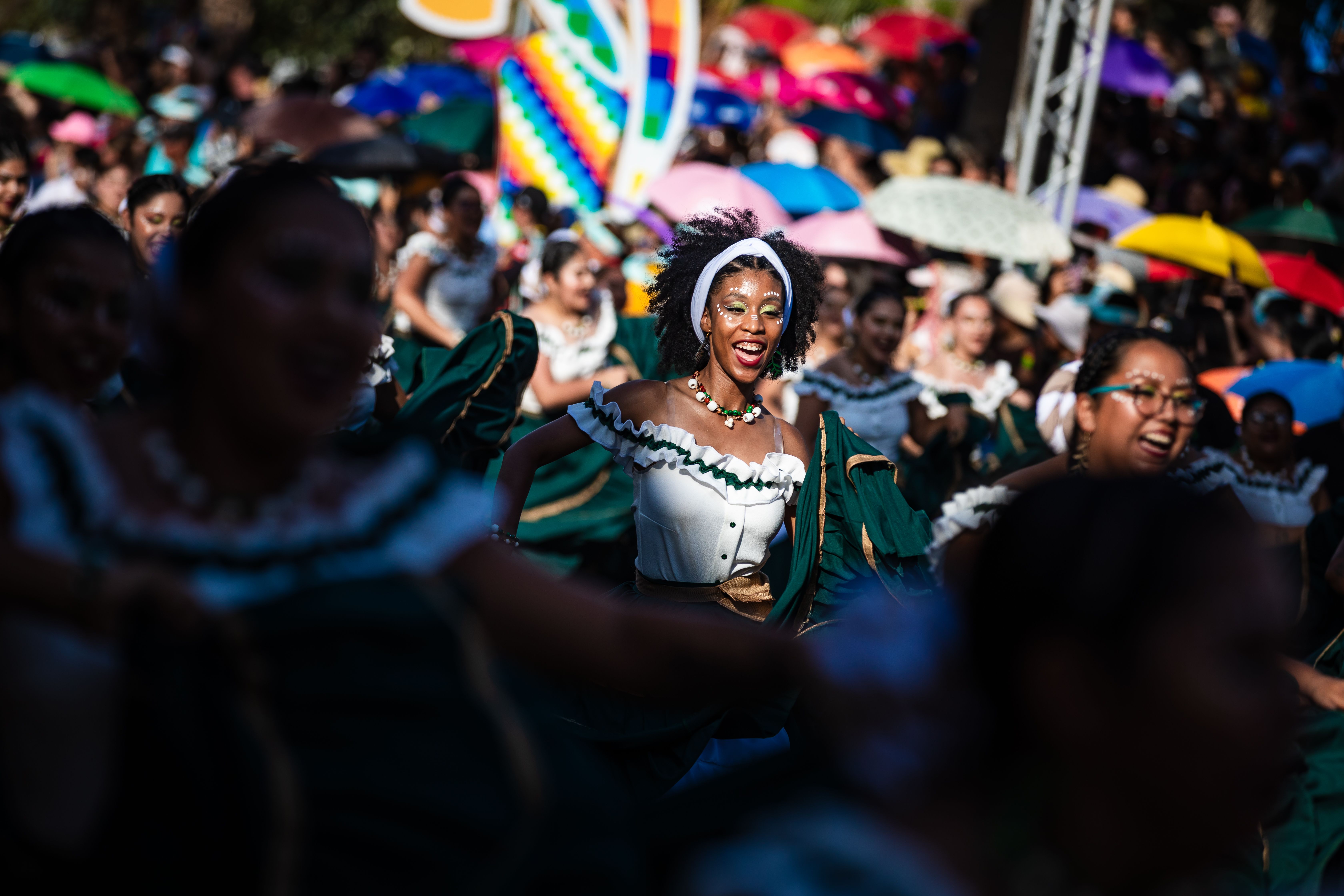 Caminhão Dourado da Brahma agita Parintins