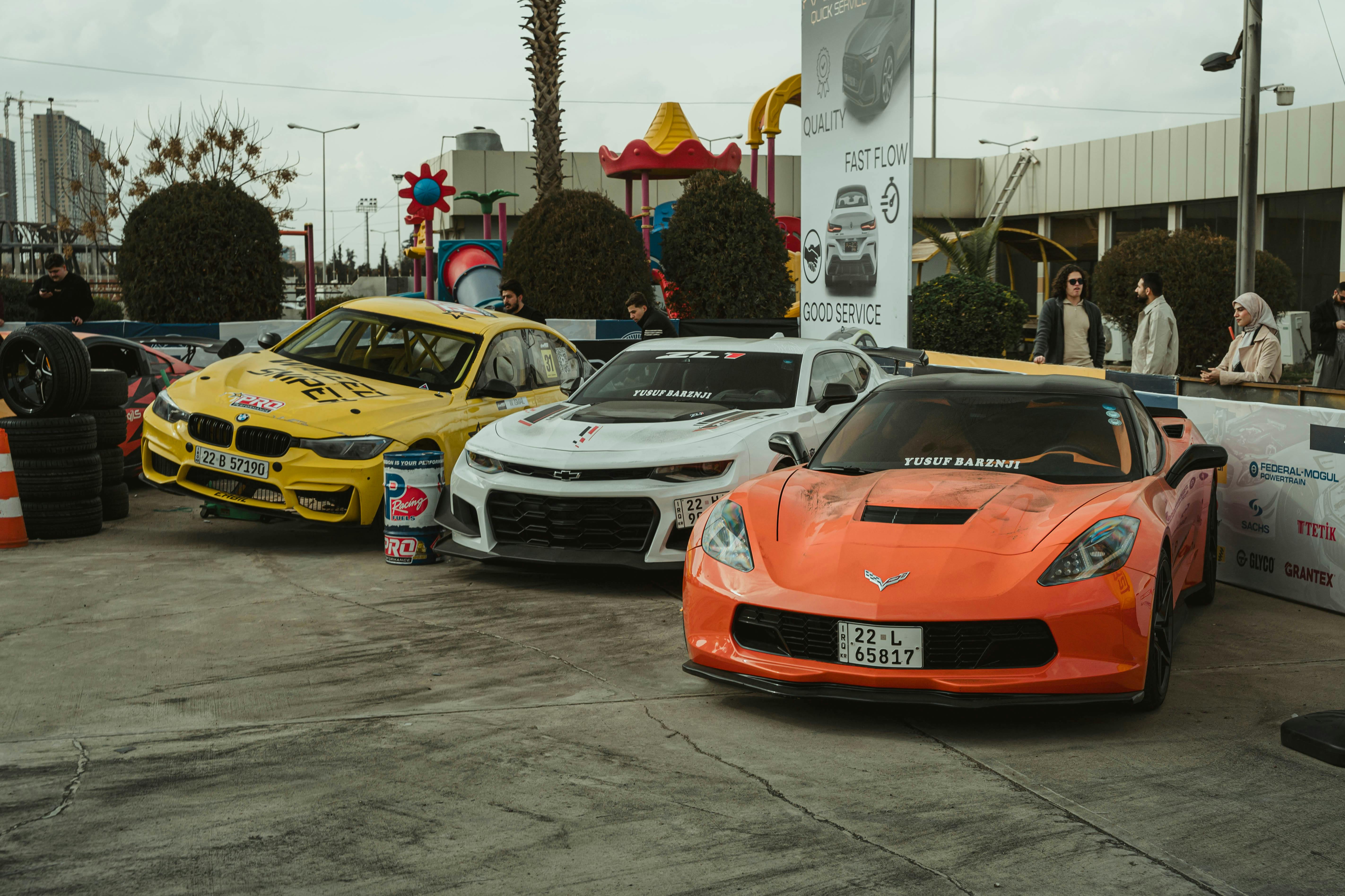 Gratis Deretan mobil sport yang memukau di Erbil, Irak, menampilkan keindahan otomotif. Foto Stok