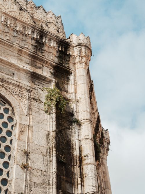 Free Close-up of an ancient mosque wall in Istanbul showcasing intricate stonework and design. Stock Photo