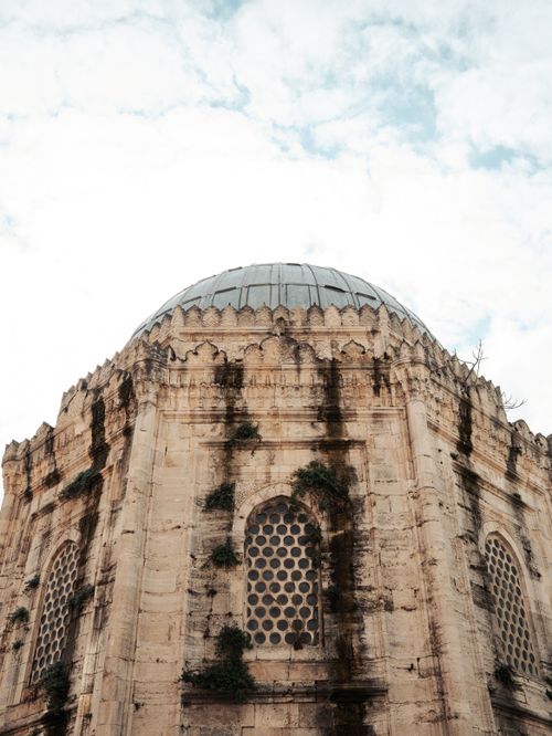 Free Historic Ottoman building dome with intricate patterns in Istanbul against a clear sky. Stock Photo