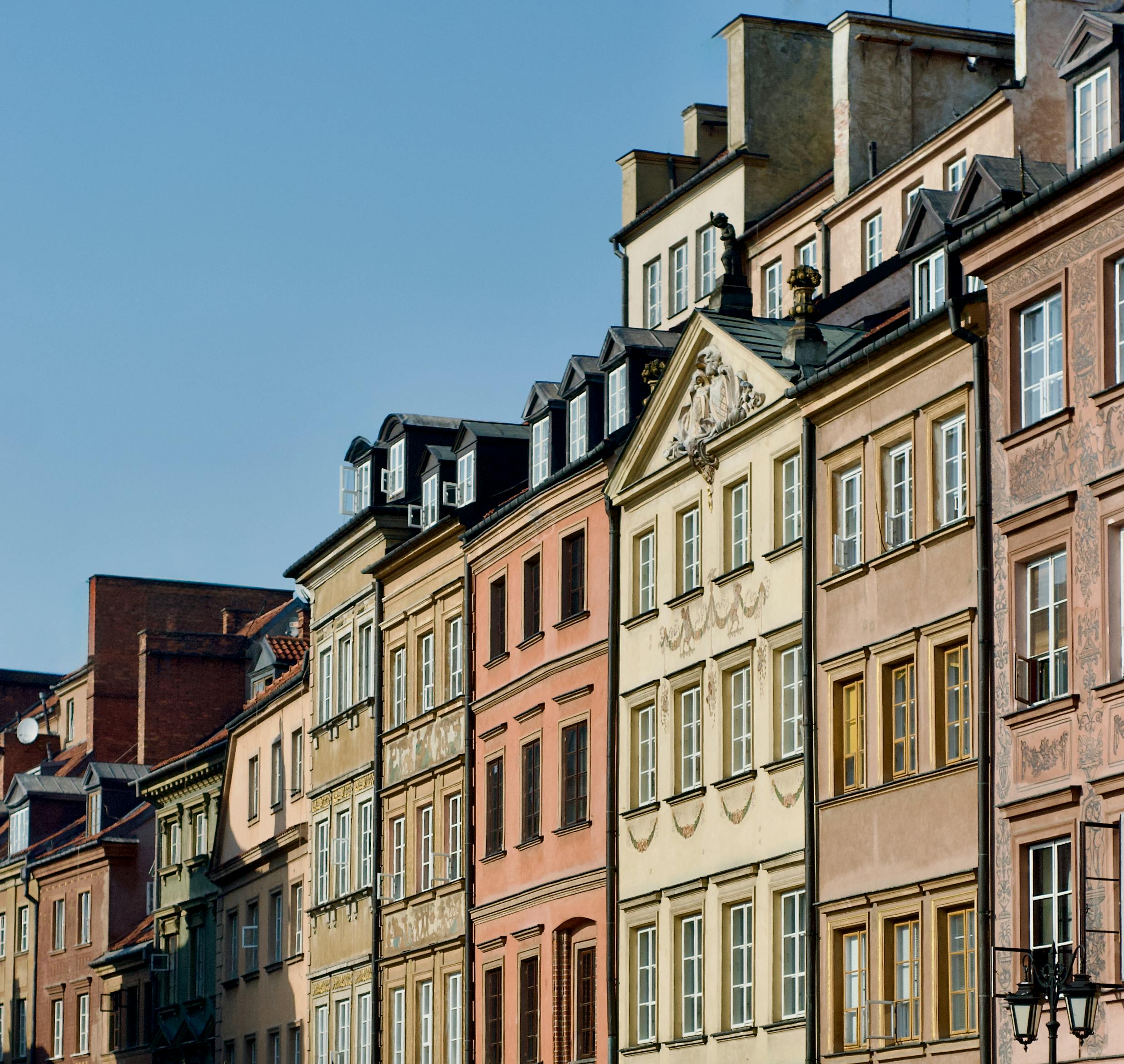 бесплатная Очаровательный ряд красочных исторических домов в Старом городе Варшавы в солнечный день. Стоковое фото