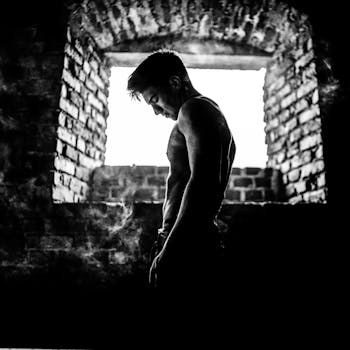 一个男人在砖墙窗前留下戏剧性的黑白剪影