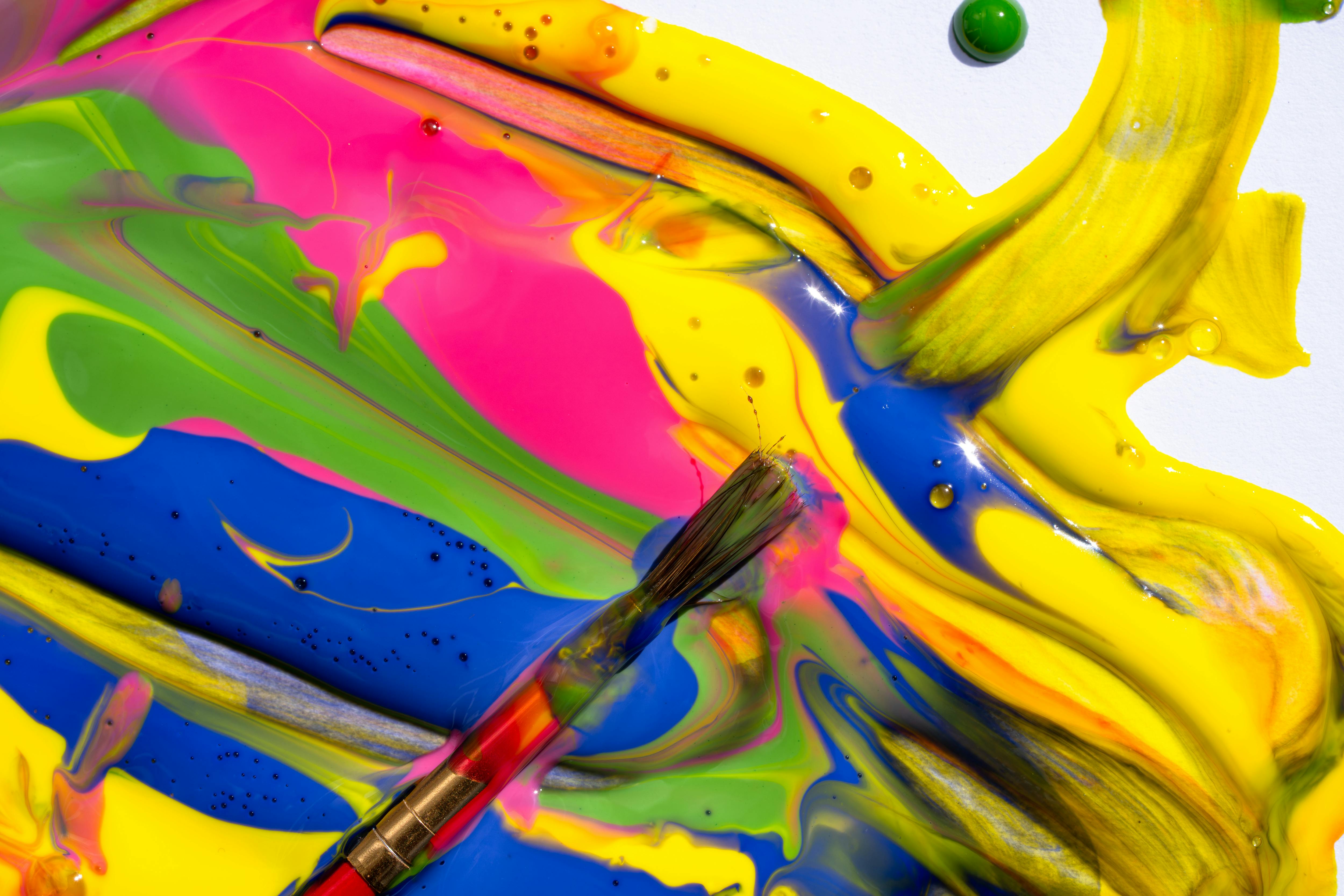Gratuit O fotografie macro colorată cu vopsea care se învârte cu o pensulă, prezentând artă abstractă vibrantă. Fotografie de stoc