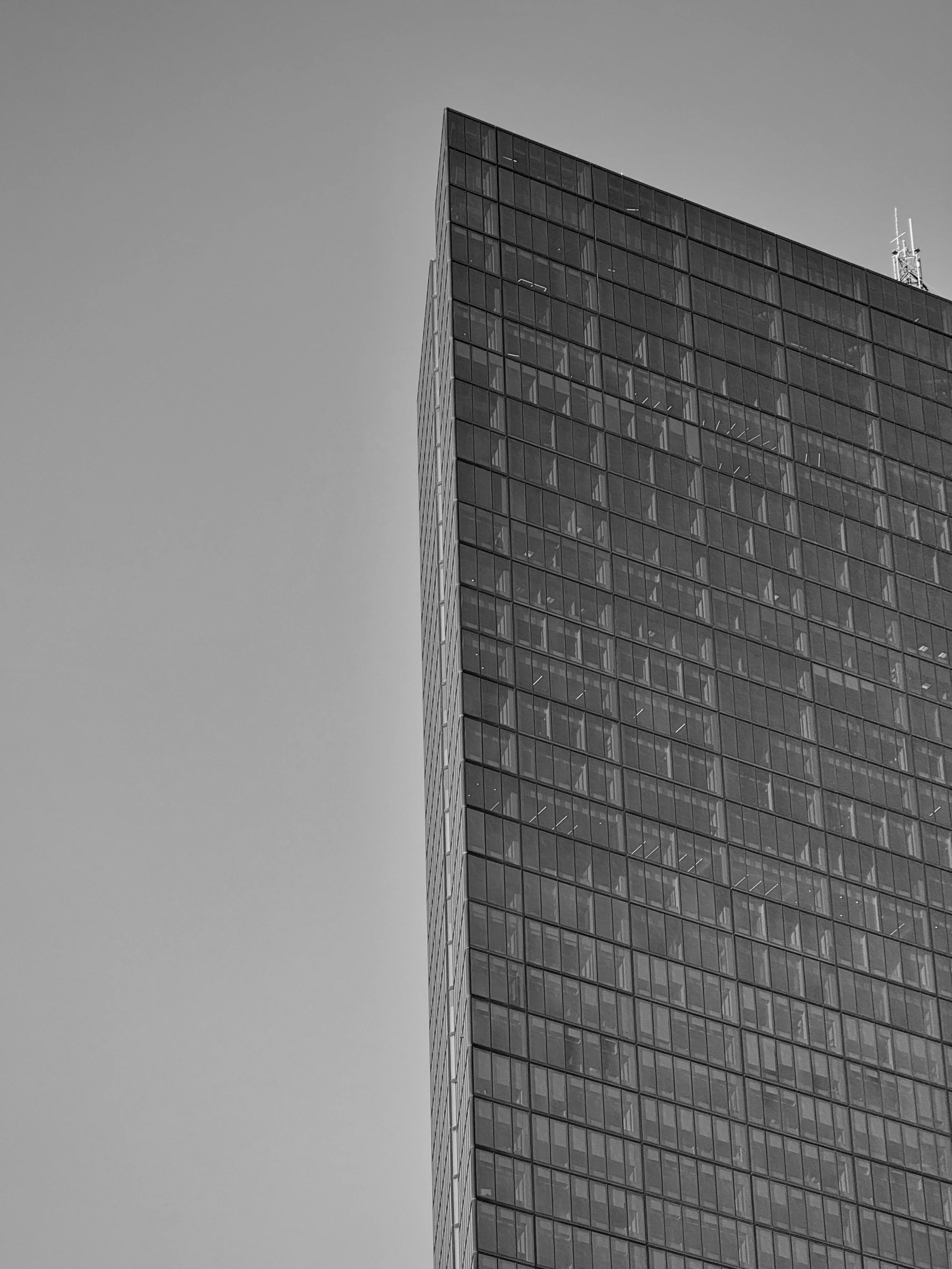 Gratuit Un zgârie-nori impunător pe un cer senin din Boston, surprins în alb și negru. Fotografie de stoc