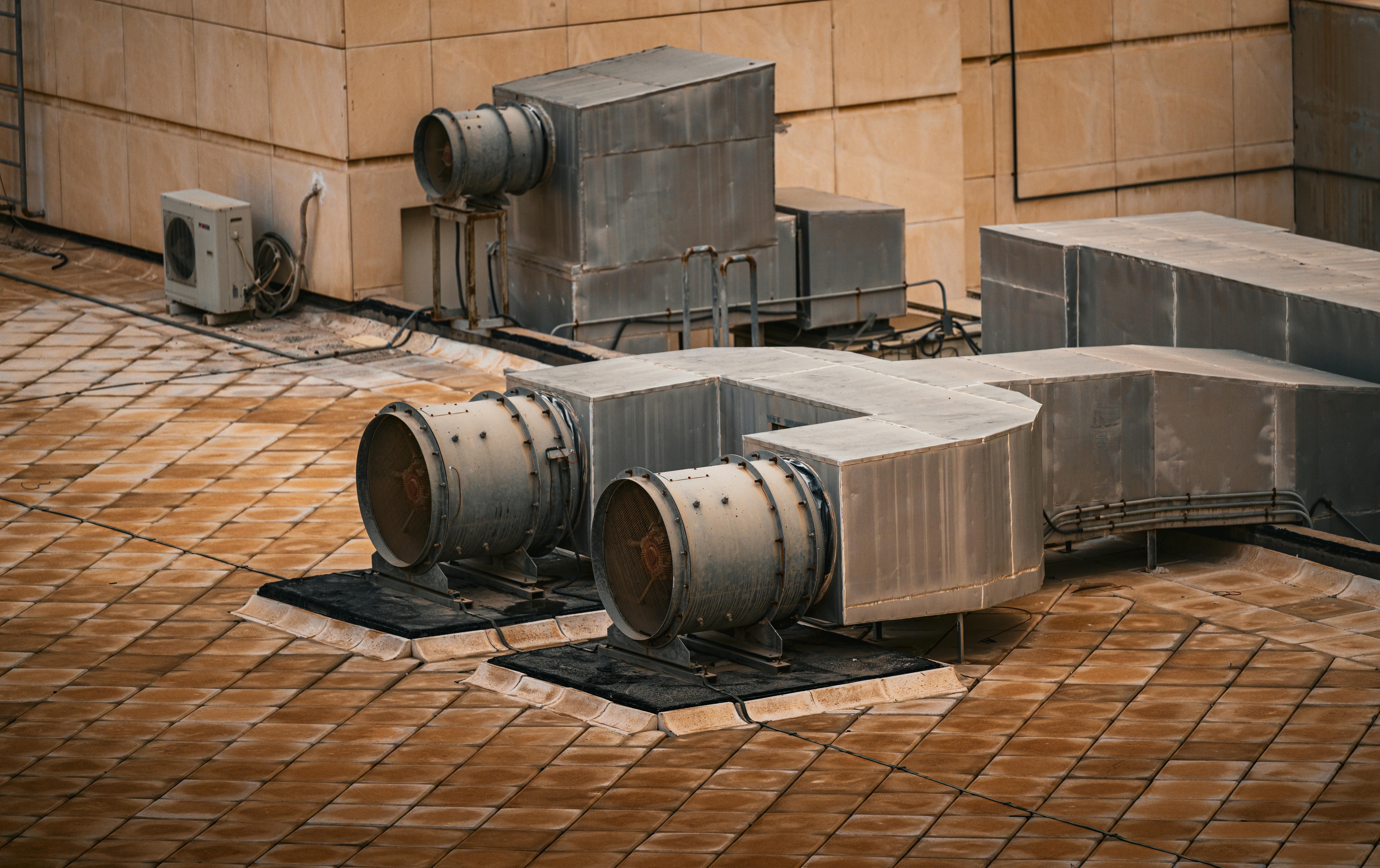 無料 クウェート市の近代的なビルの屋上に設置された産業用 HVAC システム。 写真素材