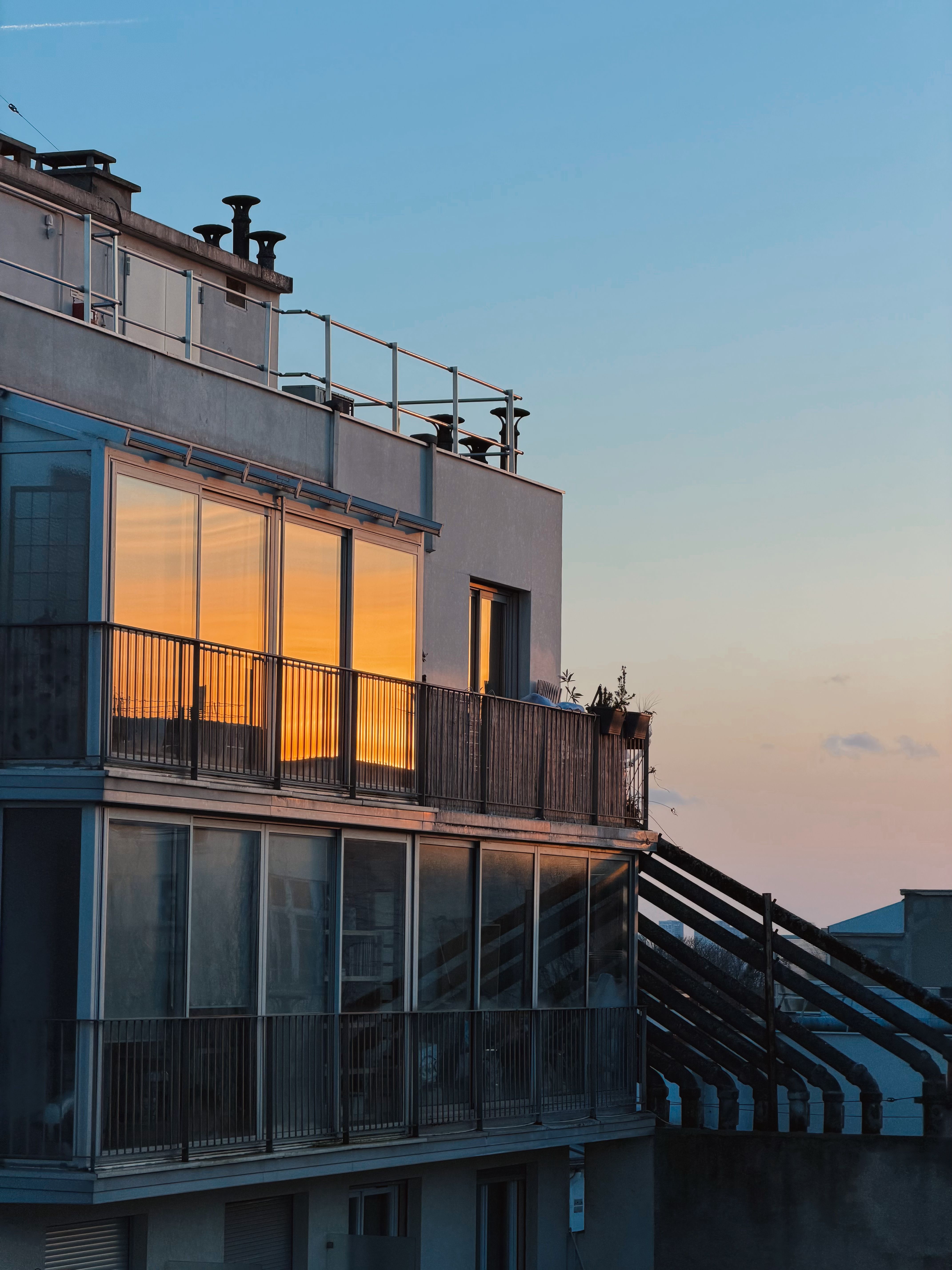 Modern Building at Sunset with Reflective Windows · Free Stock Photo