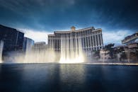 黄昏时分，在标志性的拉斯维加斯天际线上，可以捕捉到贝拉吉奥喷泉令人叹为观止的景象