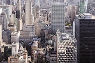 纽约市标志性摩天大楼展现了令人惊叹的空中城市景观，建筑风格多样