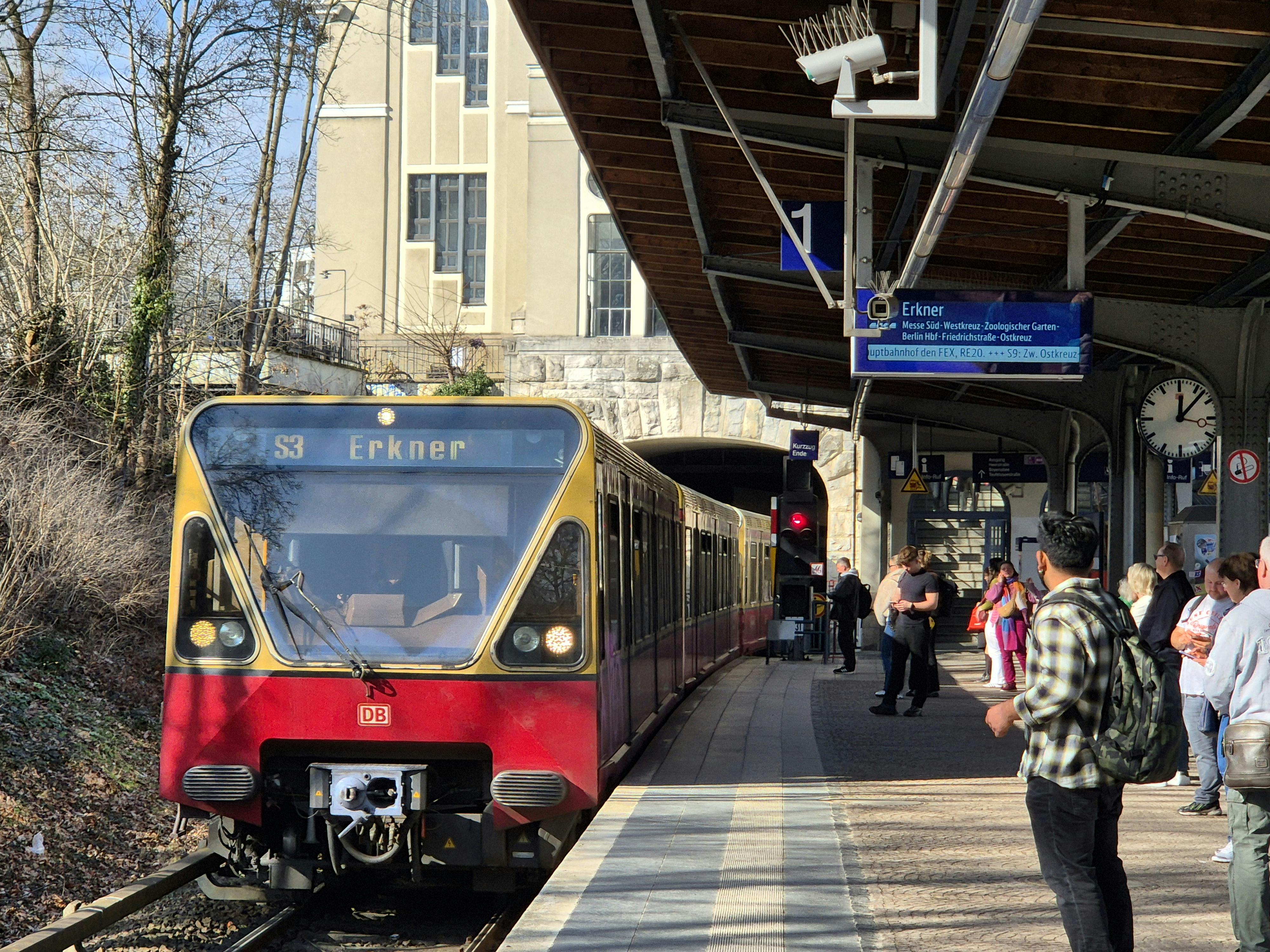 fitment architecture MMY platform — Photo by Frederik Wrobel on Pexels